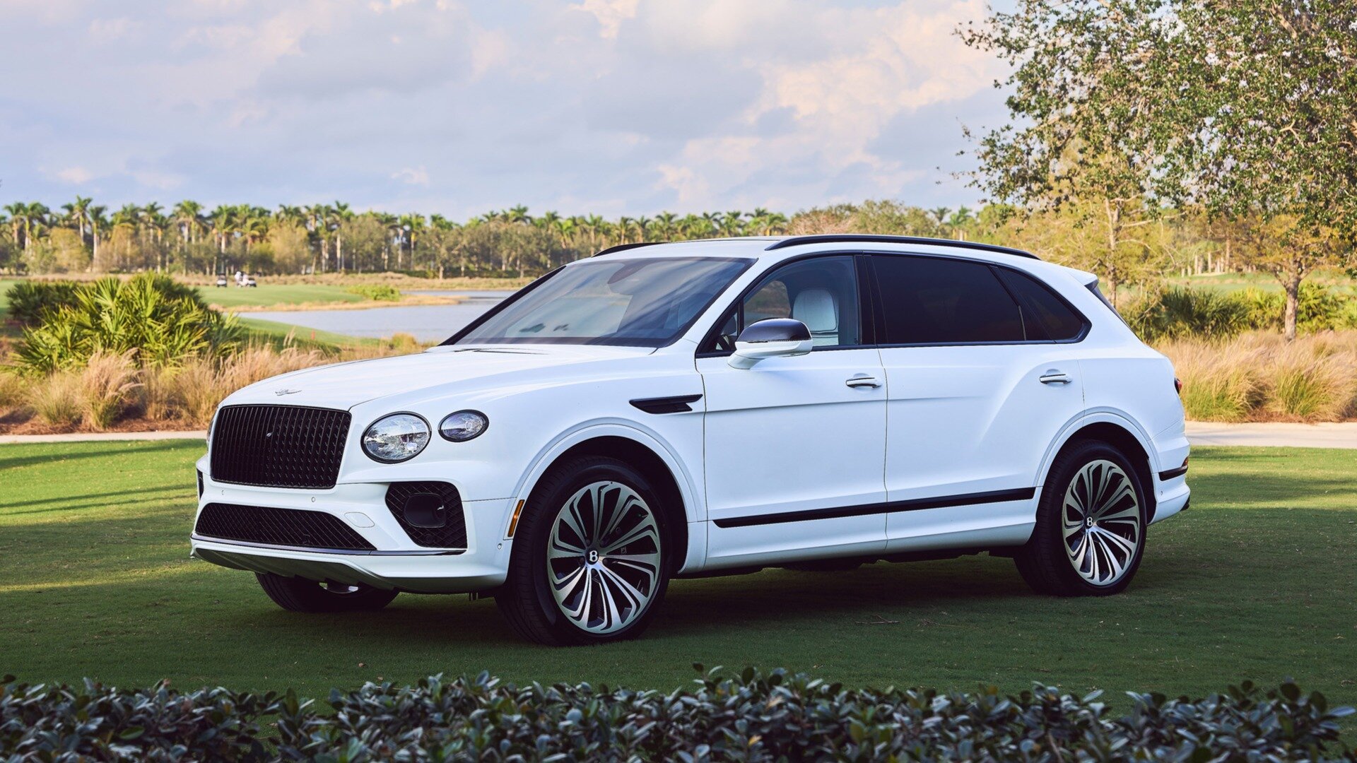 Первую Bentley Bentayga с удлинённой колёсной базой от ателье Mulliner продали за миллион долларов