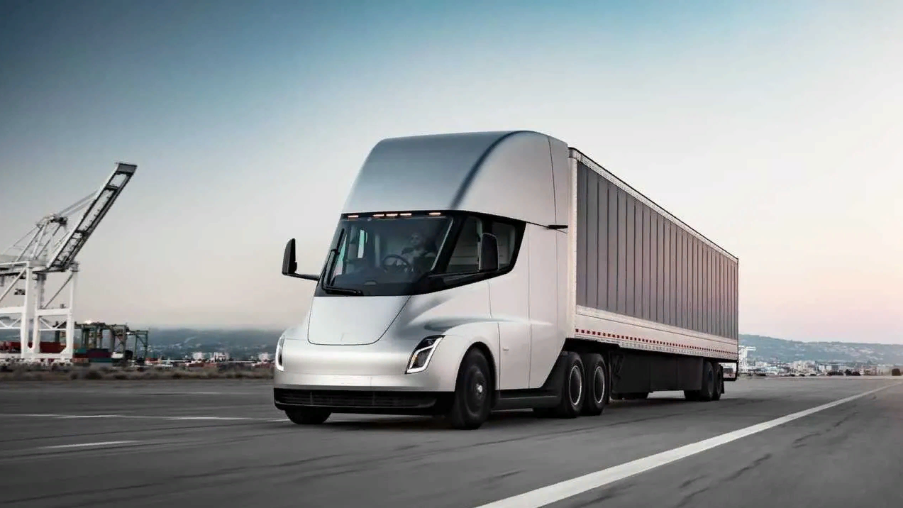 Tesla начала принимать заказы на электрогрузовики Semi