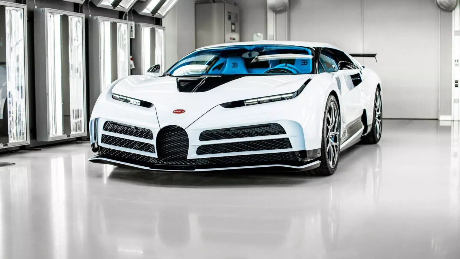 Bugatti показала последний экземпляр гиперкара Centodieci