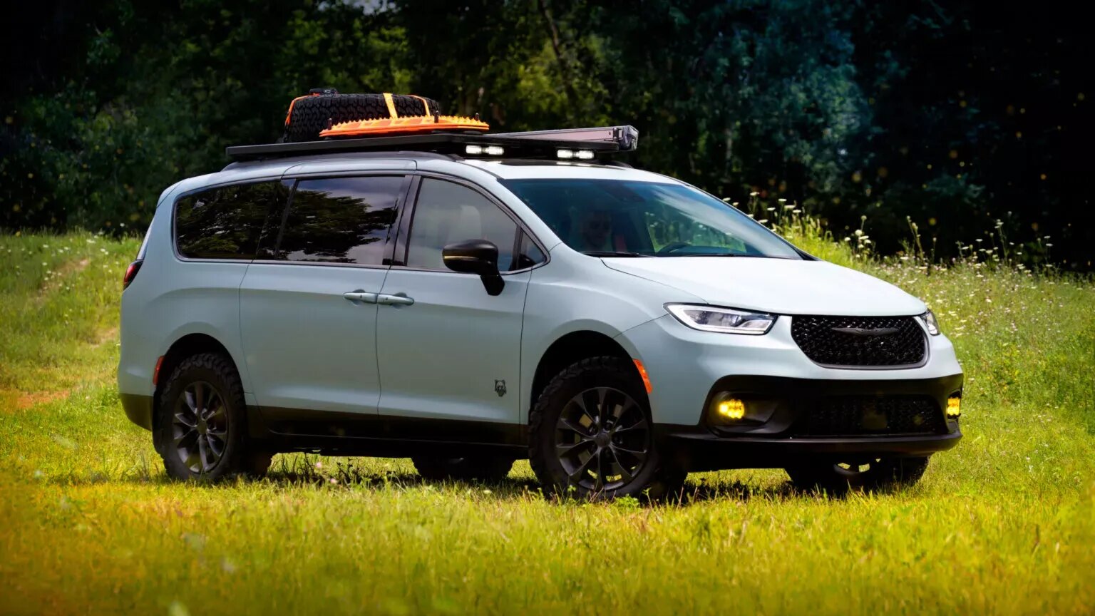 Минивэн Chrysler Pacifica внезапно превратили во вседорожник