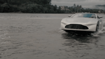 Единственный в мире плавающий Aston Martin показали на видео