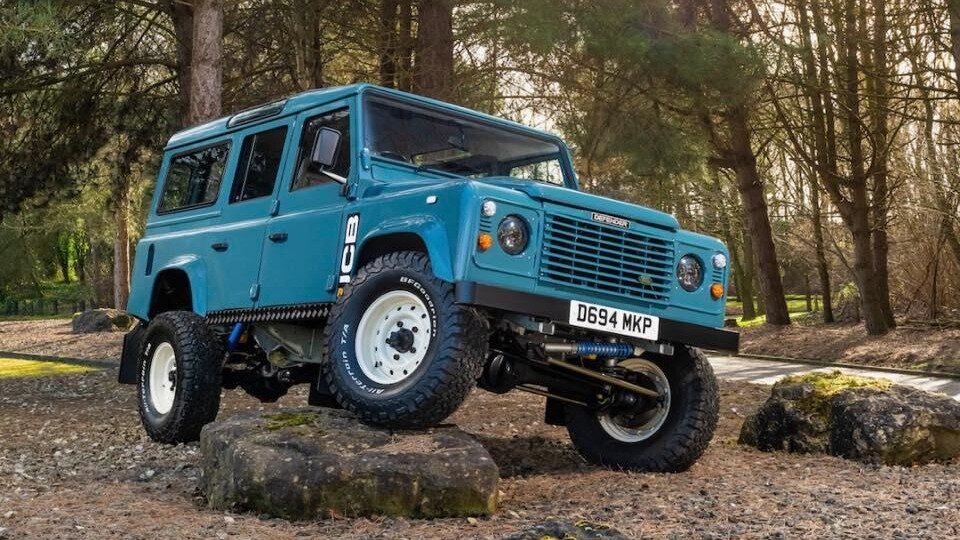 Старый Land Rover Defender снабдили мотором от экскаватора и выставили на продажу