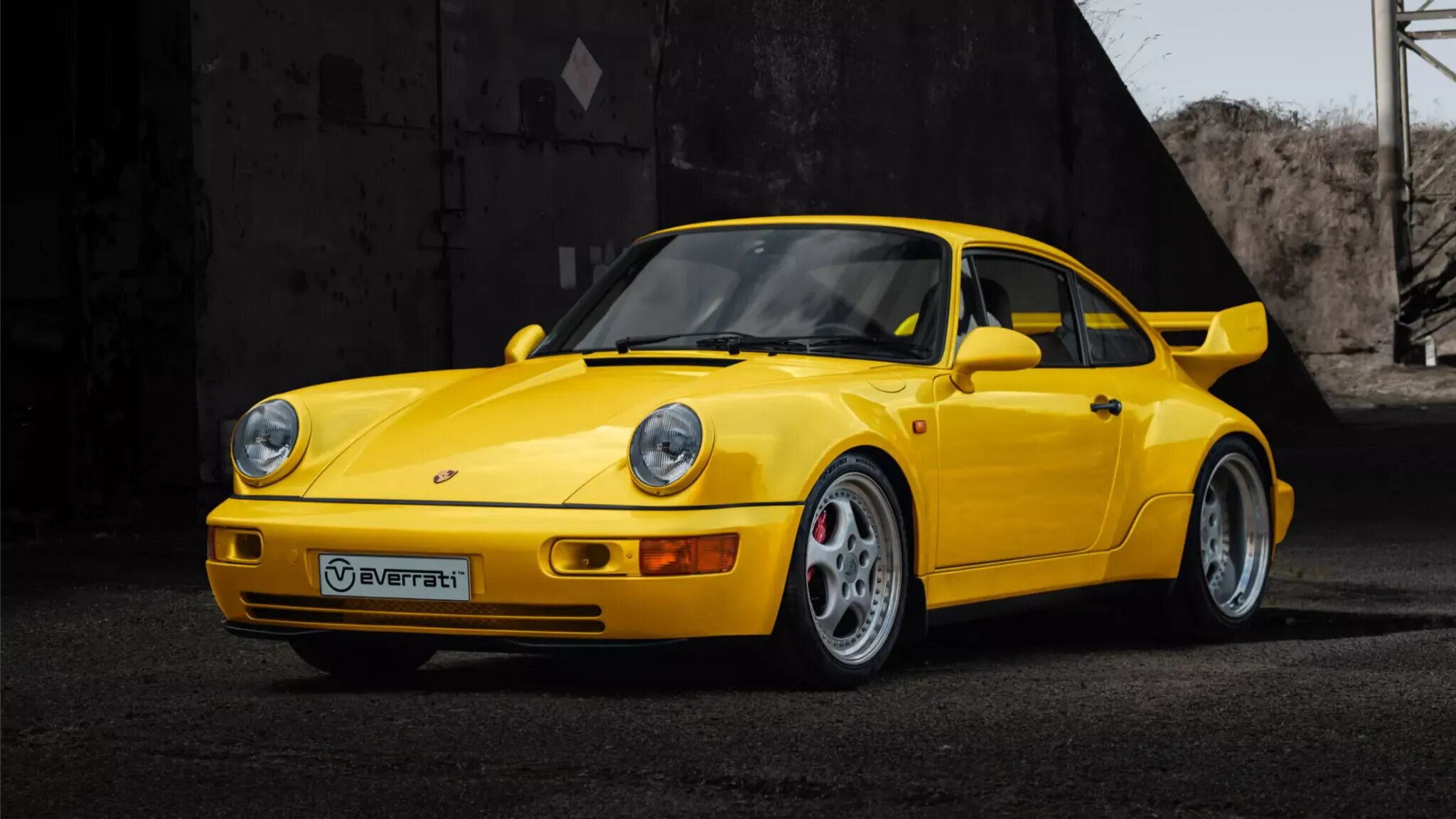Ателье Everrati представило батарейную копию культового Porsche 911 RSR 3.8
