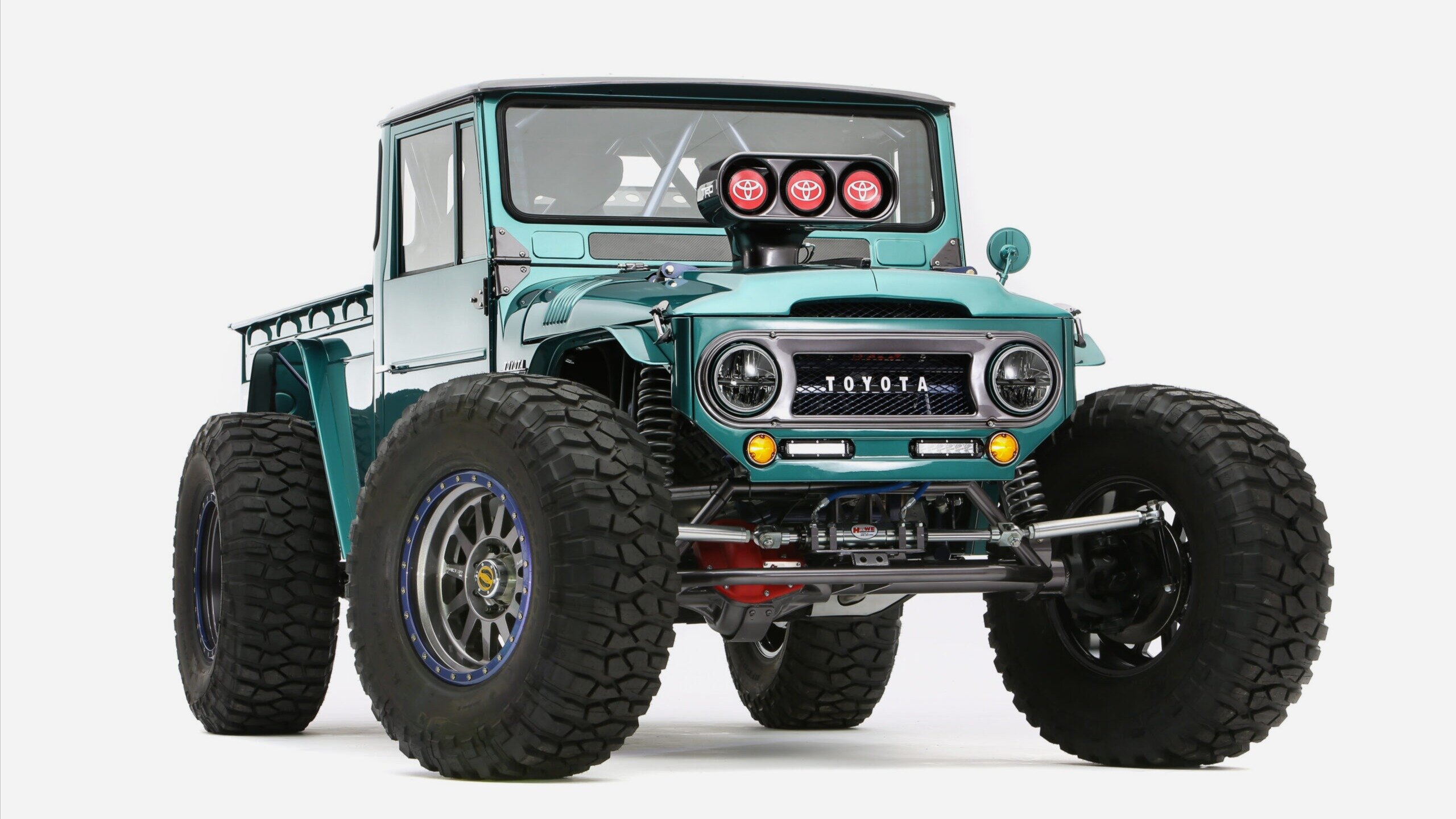 Land Cruiser 1966 года превратили в суперпикап с гоночным мотором и гусеницей под днищем