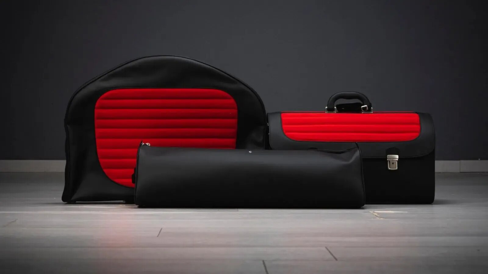 На торги выставлен набор сумок Ferrari из 1990-х. За него уже дают больше полумиллиона рублей