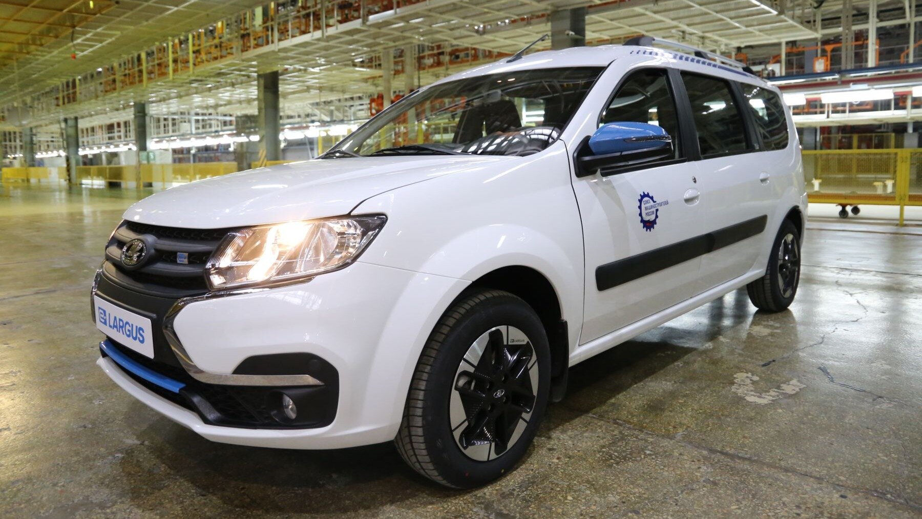 В Ижевске запустили сборку первой партии электрических Lada Largus