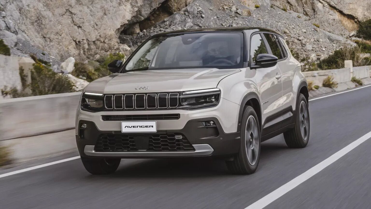Jeep Avenger вышел в версиях с ДВС и стал заметно доступнее