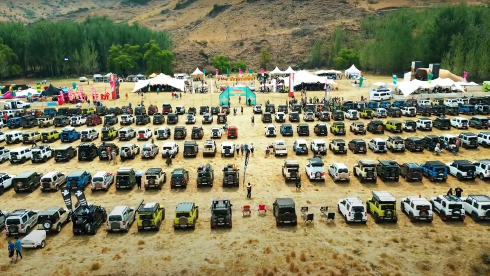 Поклонники Suzuki Jimny из Африки установили рекорд по одновременному включению фар