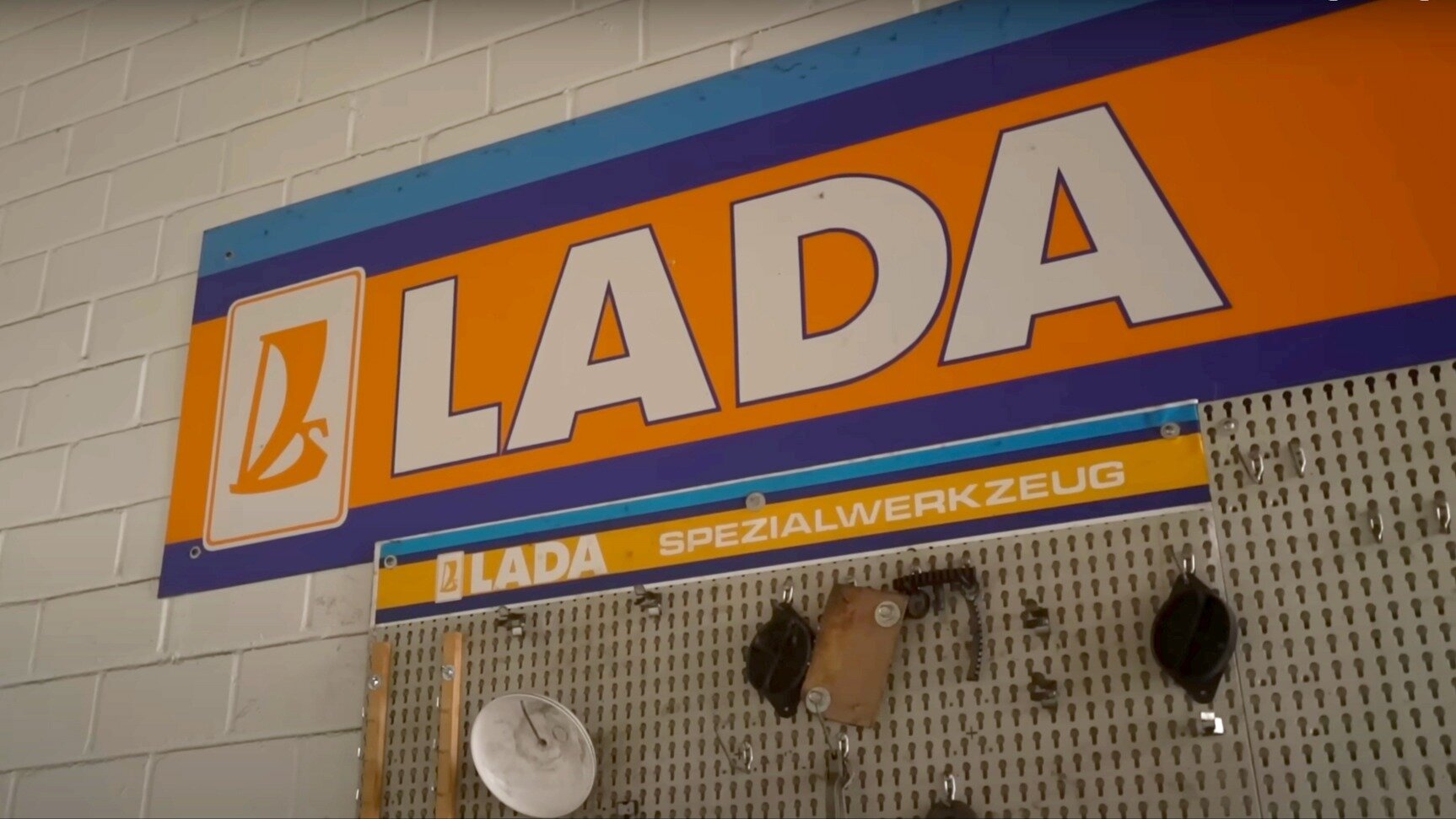 Заброшенный автосалон Lada в Германии показали на видео