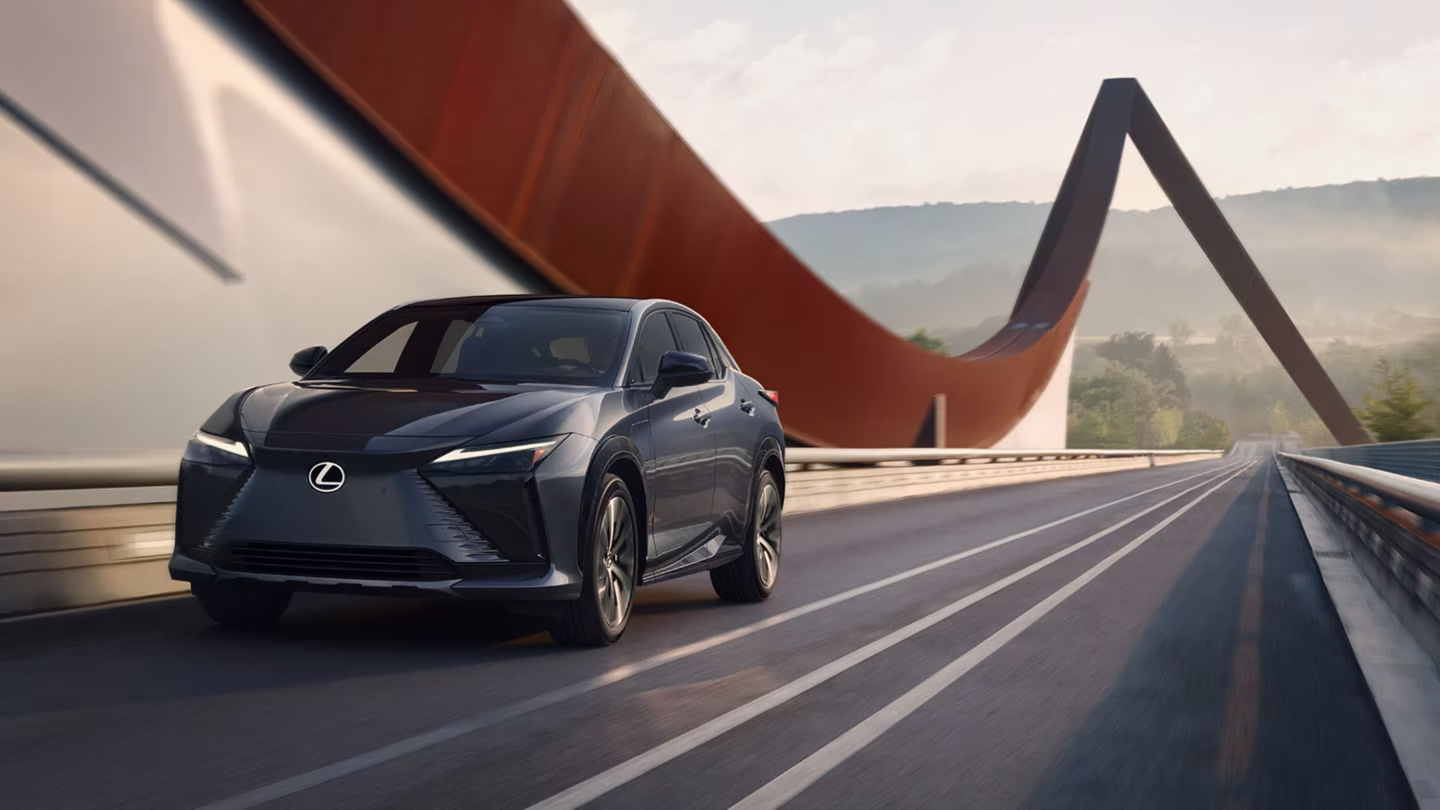 Lexus бесплатно выдаст владельцам электрокаров RZ бензиновые машины