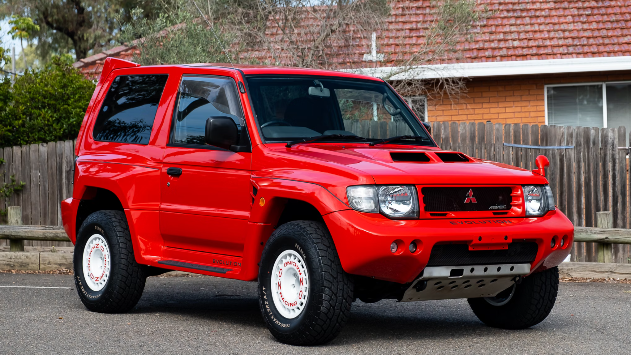Очень редкий внедорожник Mitsubishi Pajero Evolution выставили на продажу