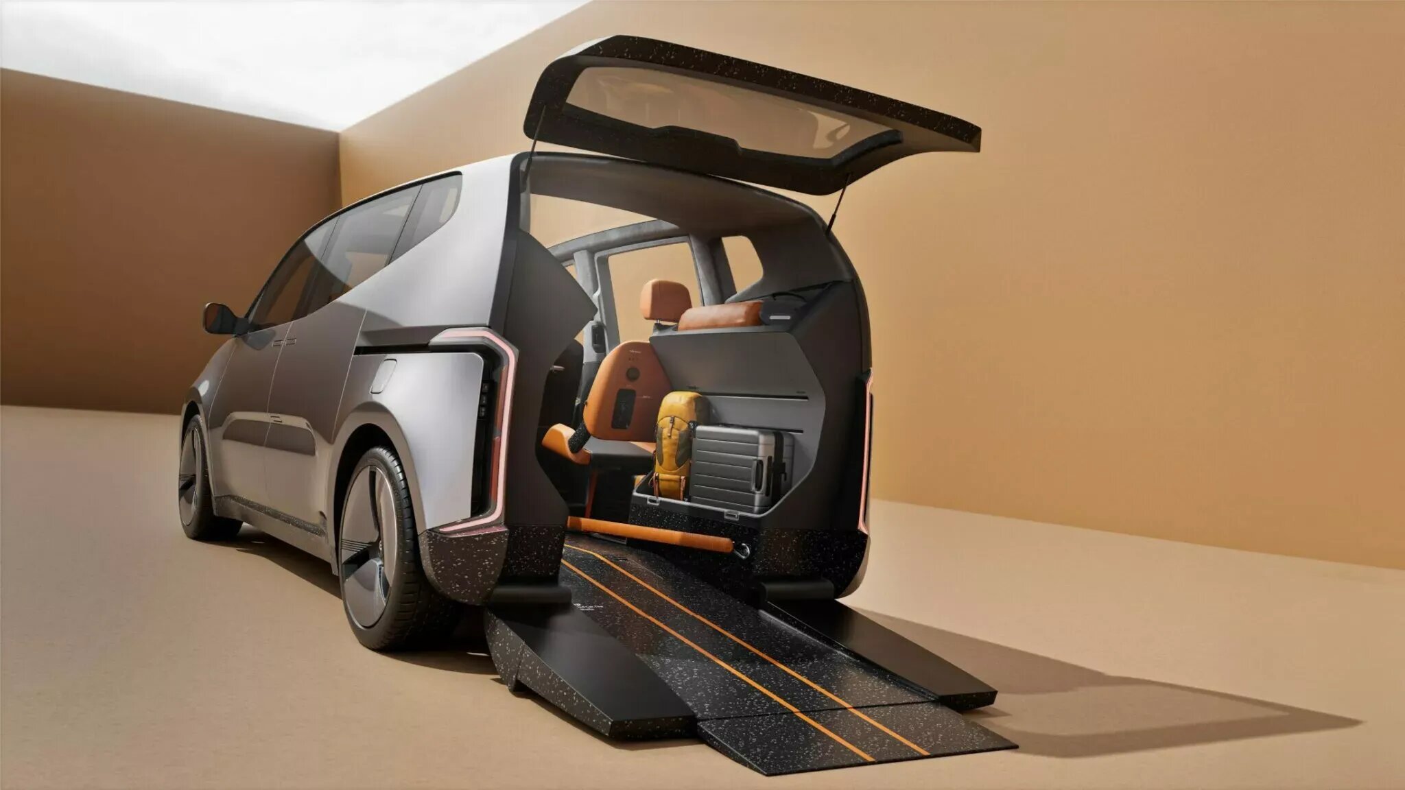 Экс-дизайнер Jaguar разработал компактвэн для инвалидов