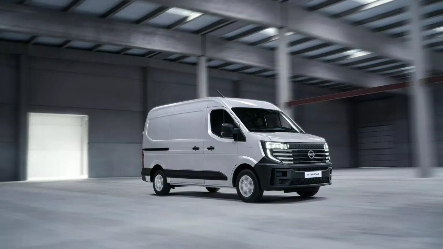 У нового фургона Renault Master появился близнец — Nissan Interstar