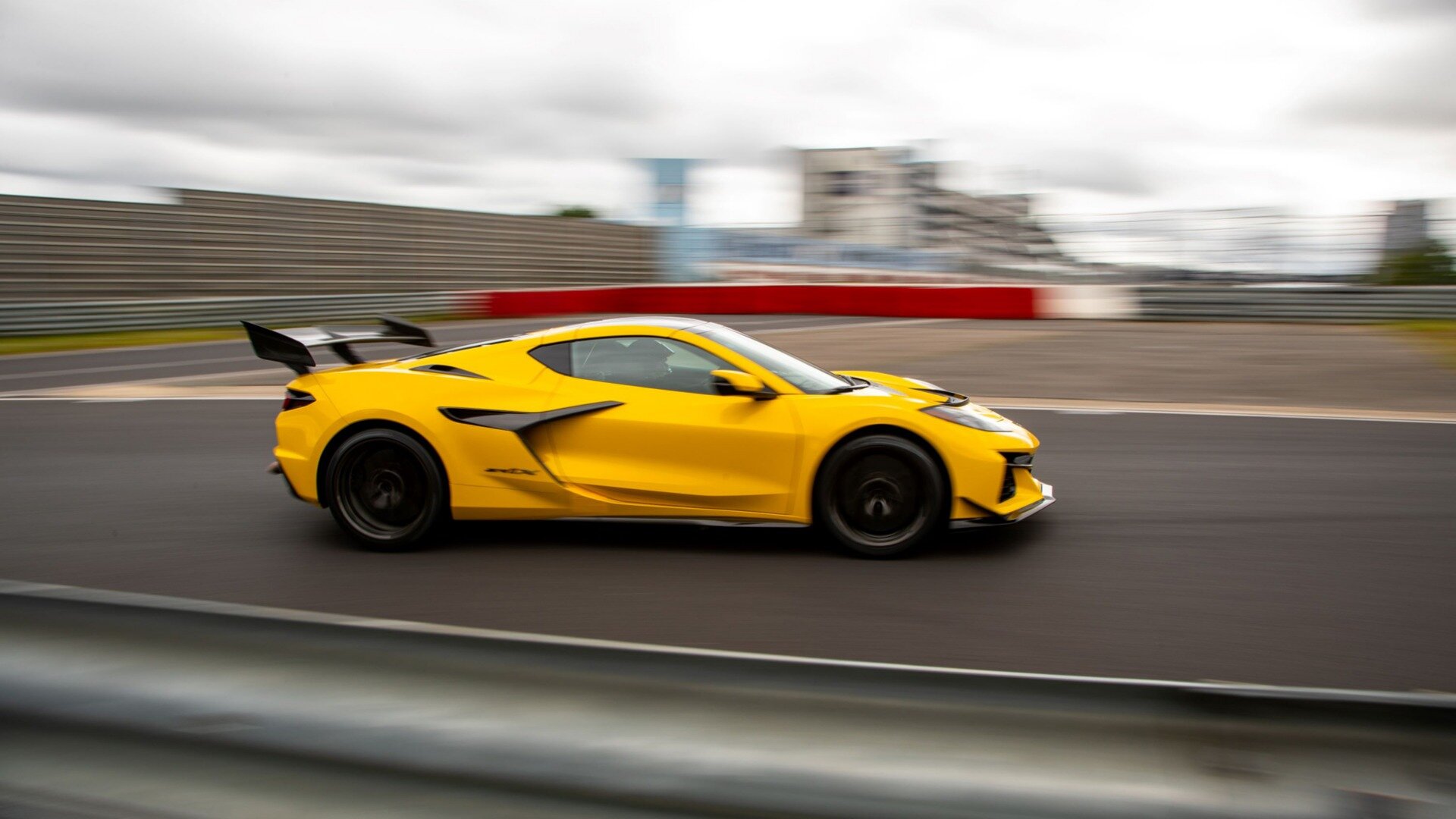 Новый Chevrolet Corvette опередил Ford Mustang на Нюрбургринге