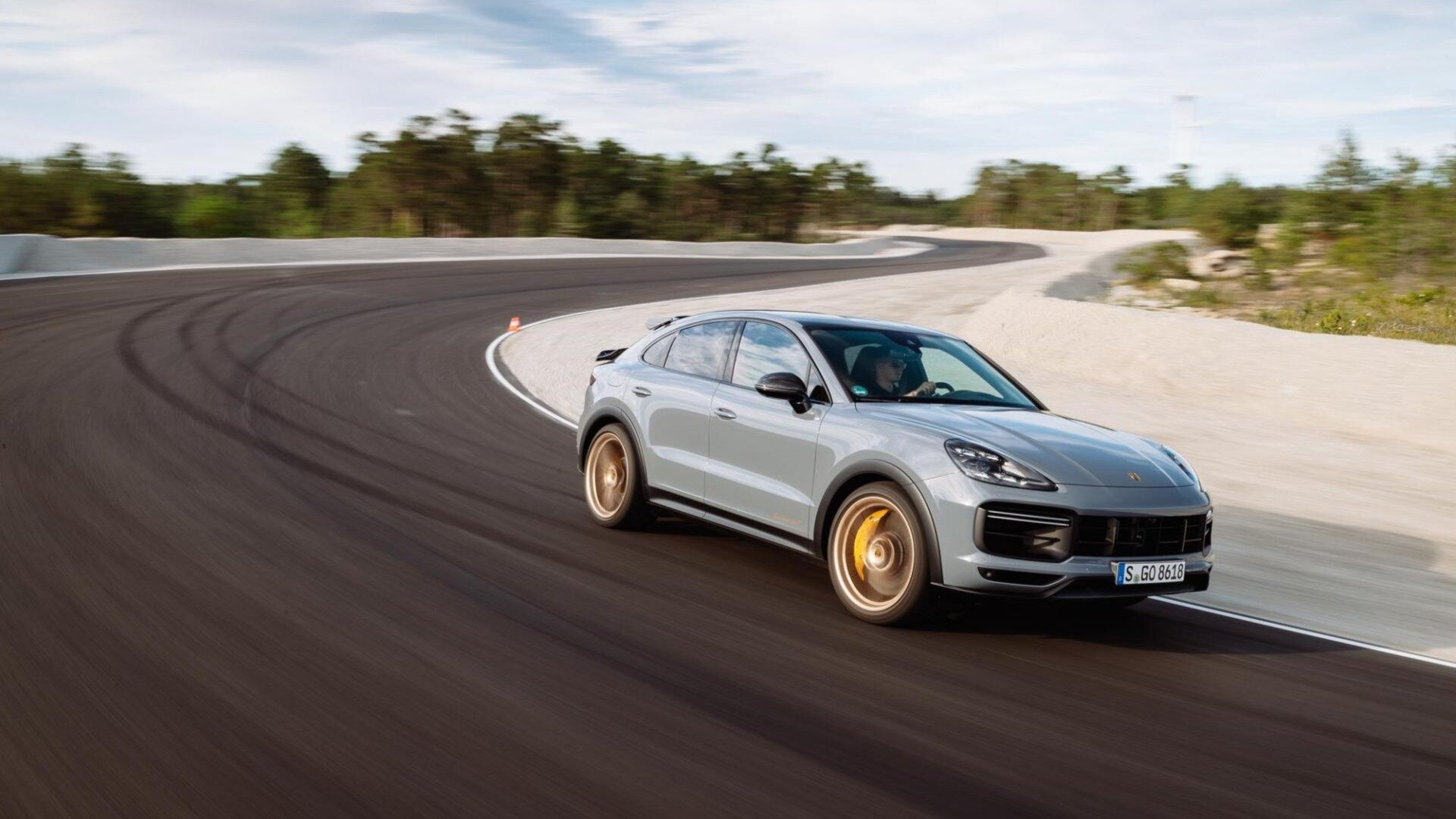 Компания Porsche подтвердила подготовку электрического Cayenne и нового флагманского кроссовера
