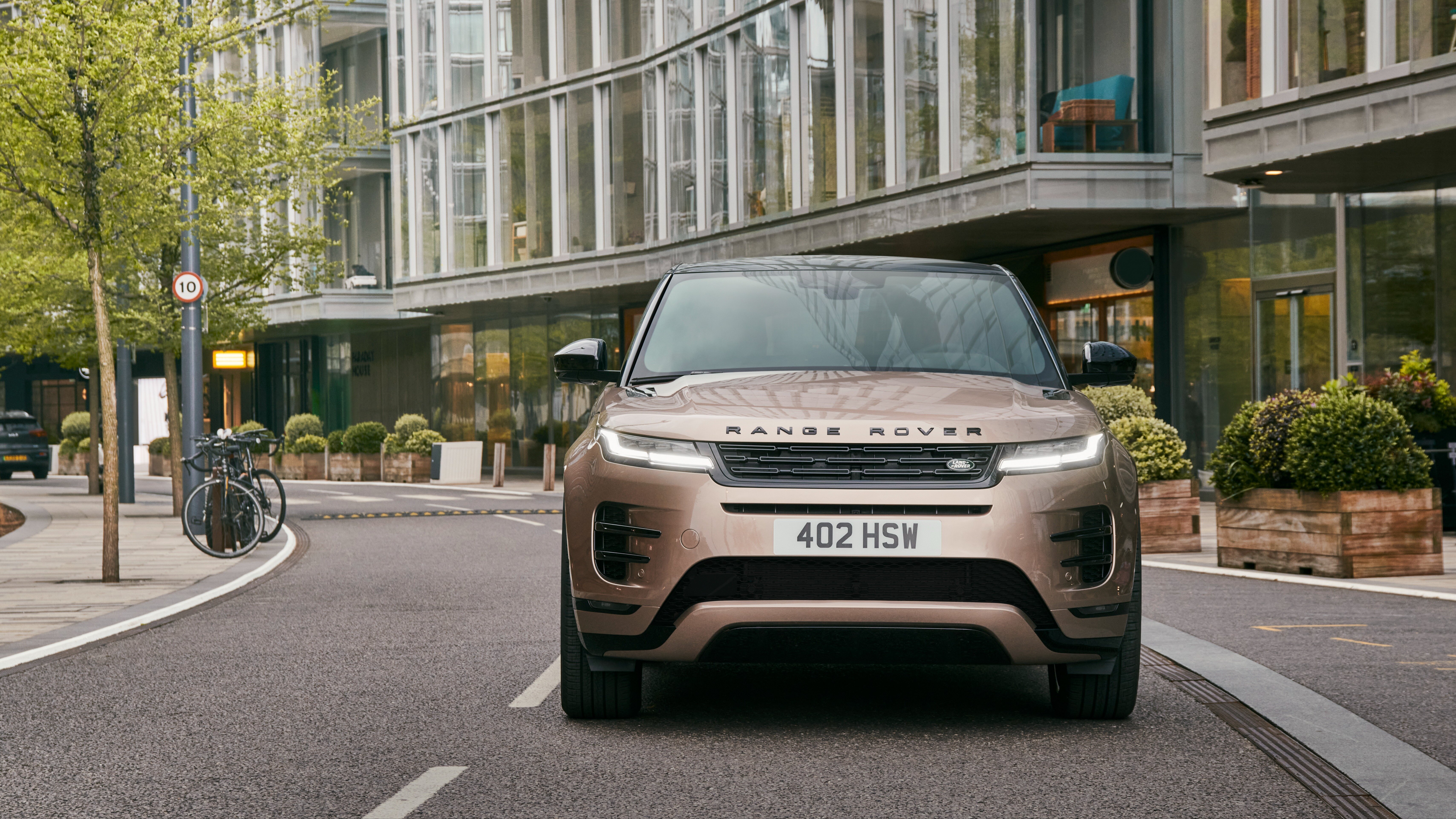 Range Rover Evoque обновили с помощью фар Pixel и изогнутого 11-дюймового экрана