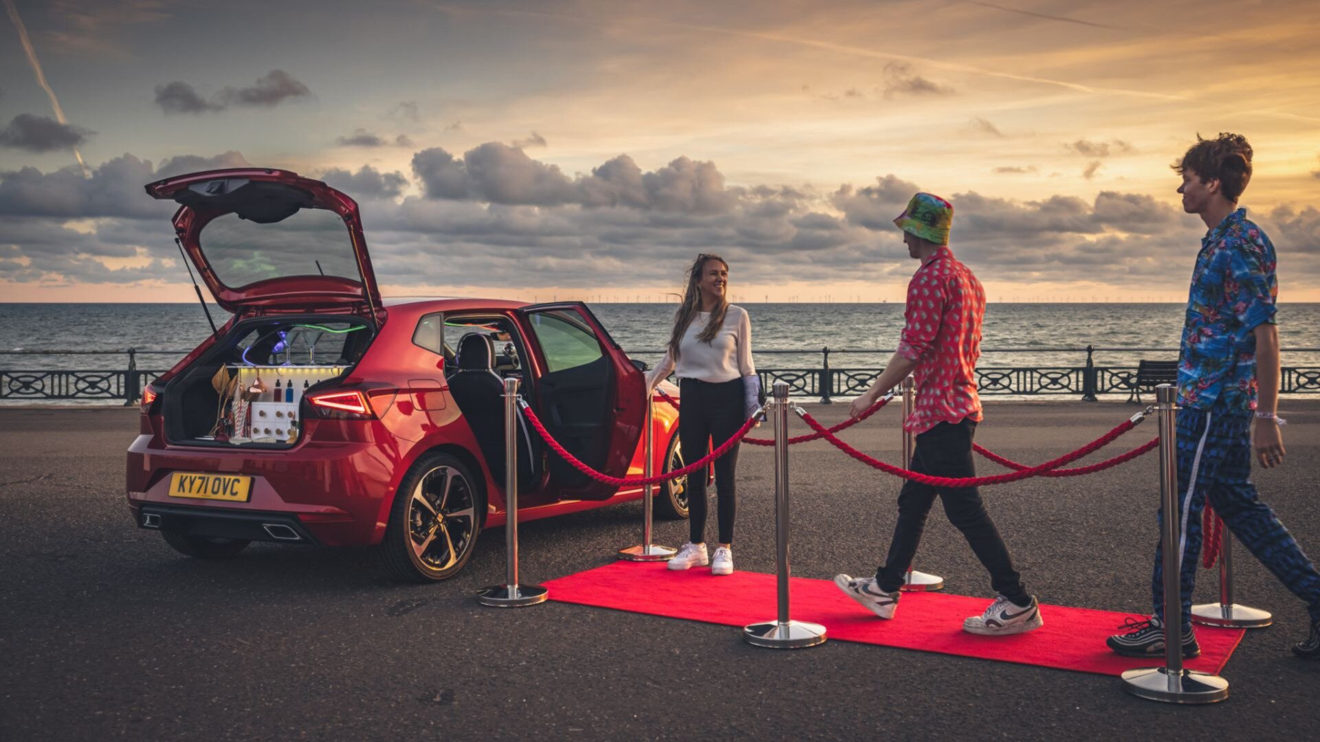Посмотрите на самый маленький ночной клуб: его сделали из Seat Ibiza