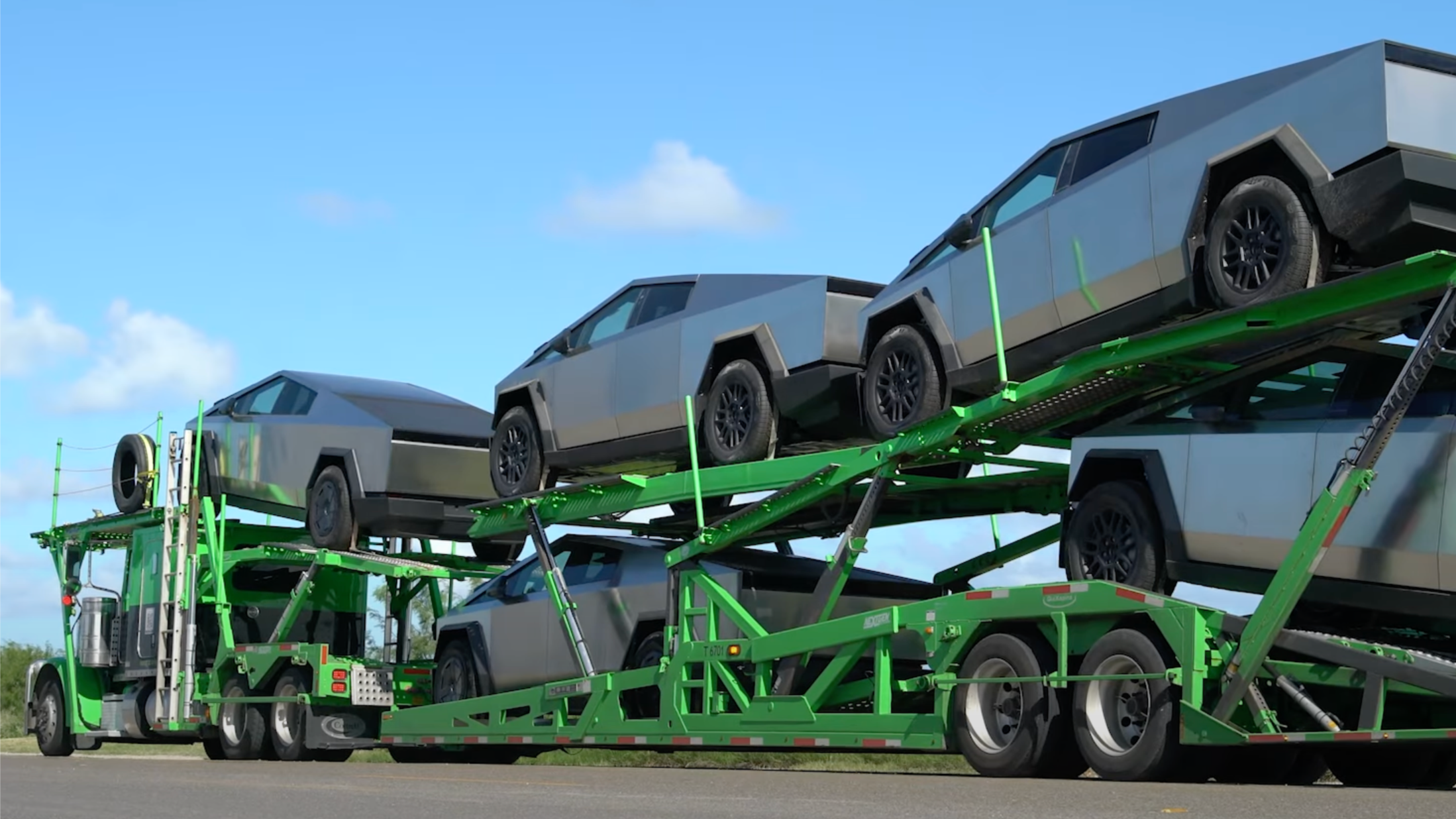 Компании Илона Маска SpaceX и xAI скупили нераспроданные пикапы Tesla Cybertruck