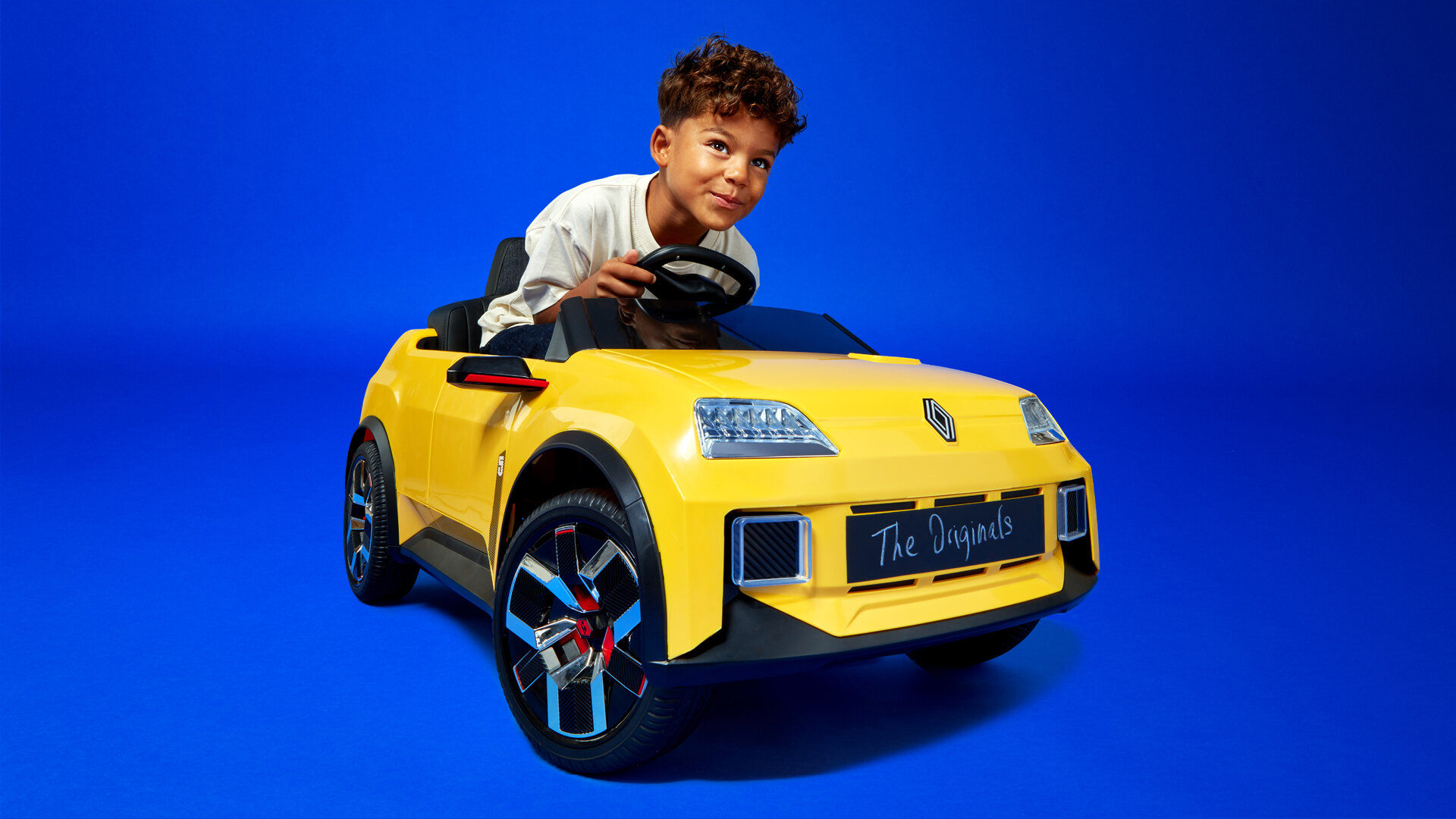 Ещё не вышедший хэтч Renault 5 стал детским педальным автомобильчиком