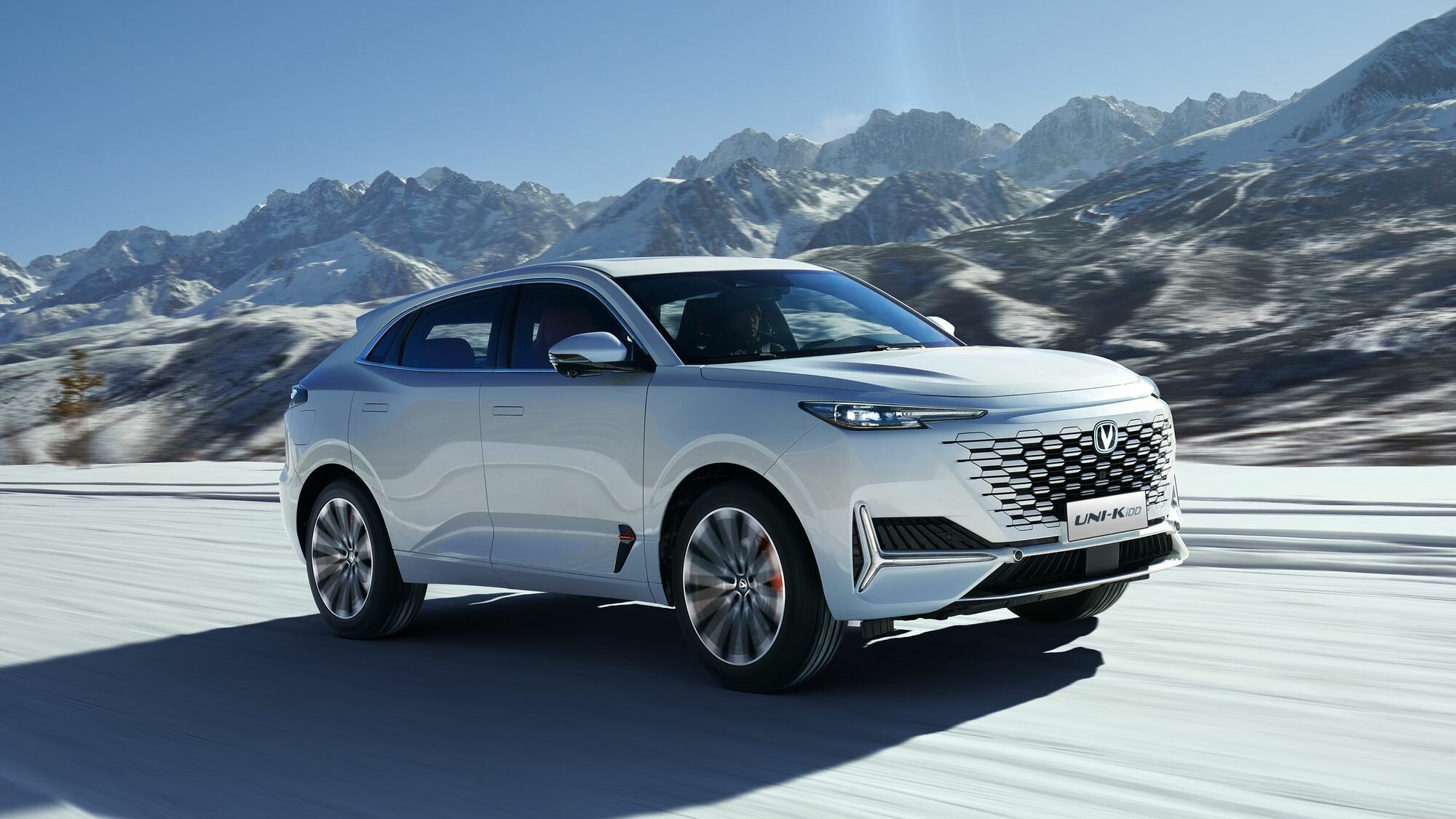 Стартовали российские продажи гибридного кроссовера Changan Uni-K: известна цена