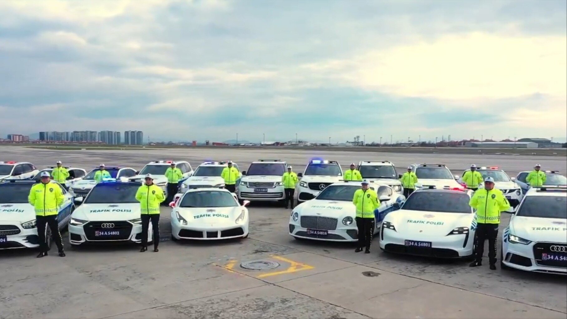 Полиция Турции пересела на суперкары Porsche и Ferrari
