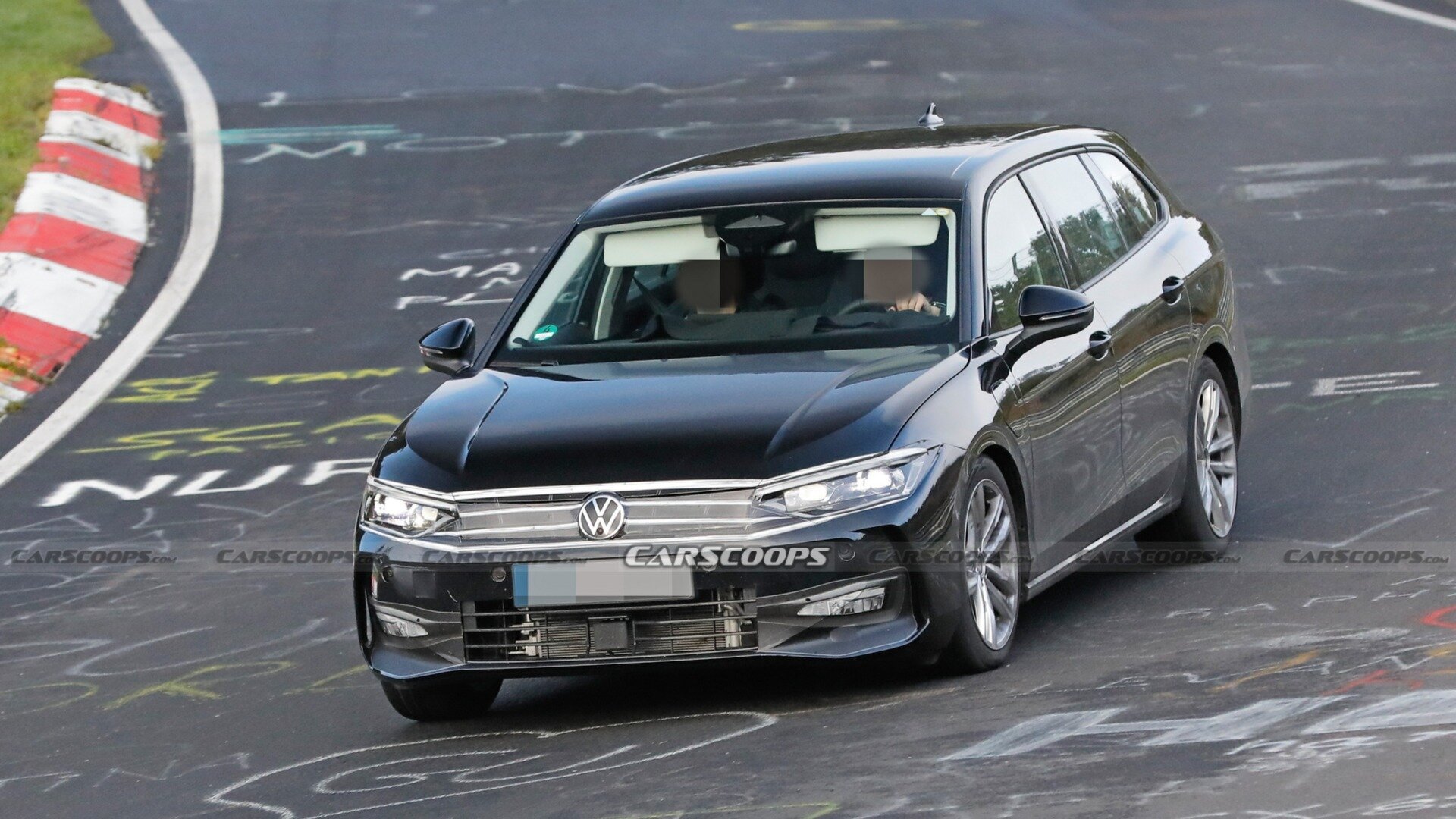 Появились шпионские фото нового Volkswagen Passat с минимальным камуфляжем