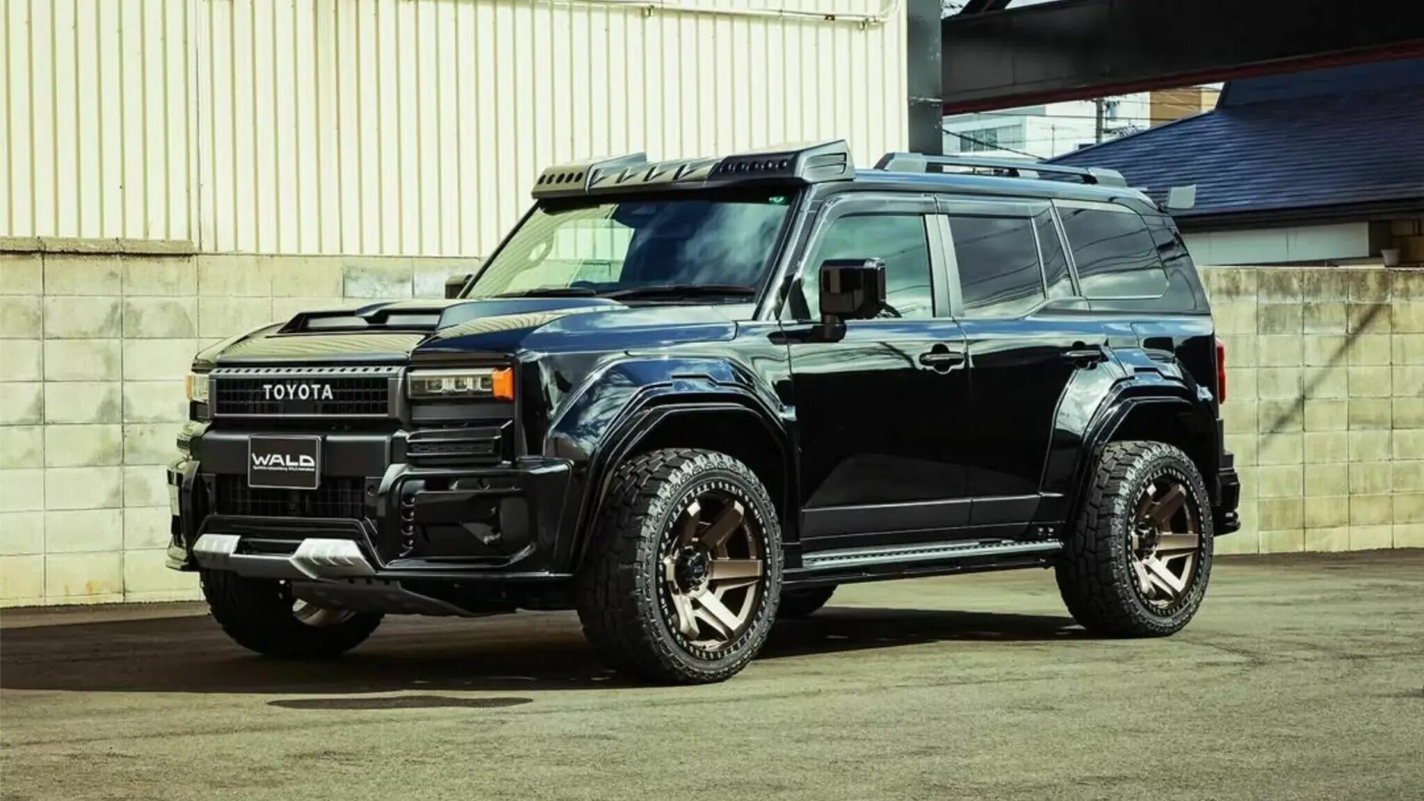 Японцы предложили для нового Toyota Land Cruiser Prado очень широкий обвес и внедорожные колёса