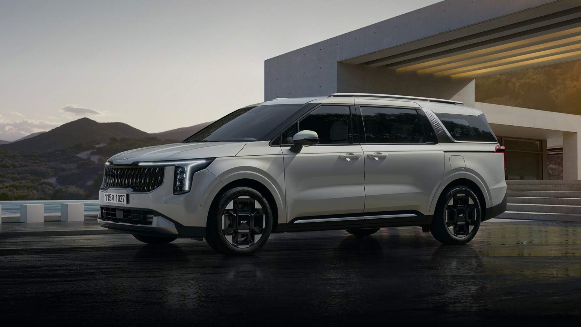 Kia представила обновлённый Carnival с большими экранами и гибридной установкой