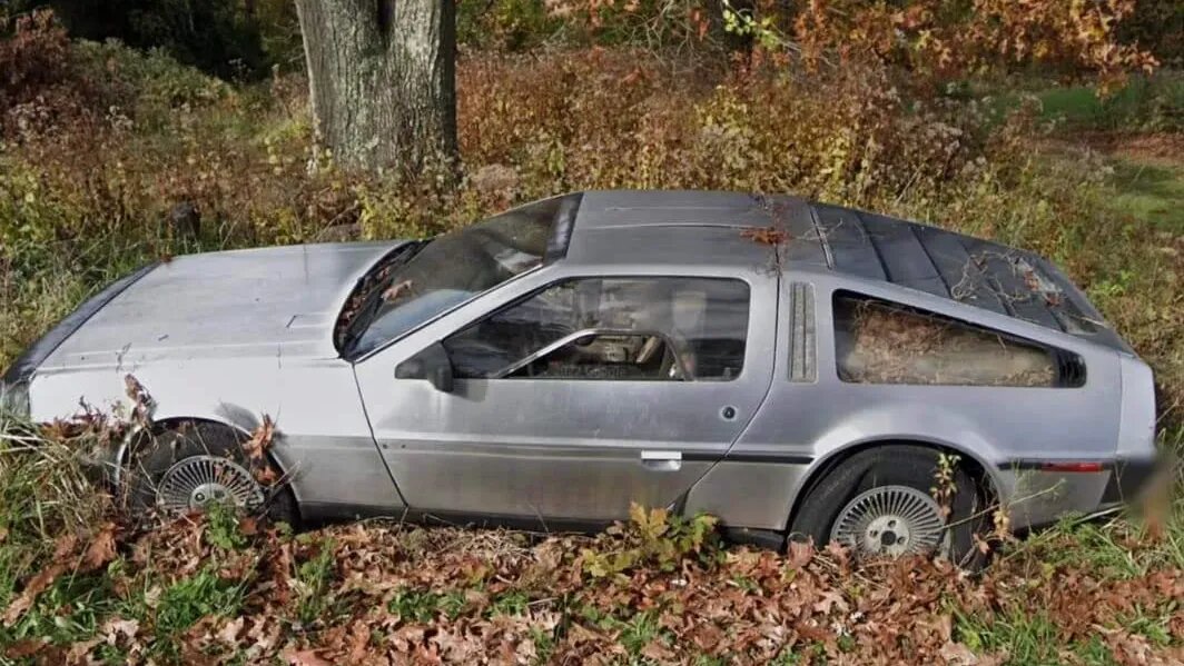 Брошенный на годы DeLorean обнаружили с помощью карт Google