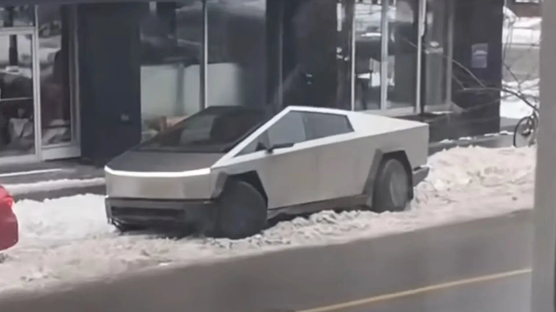 Пользователей соцсетей удивило видео, где Tesla Cybertruck застрял в неглубоком снегу