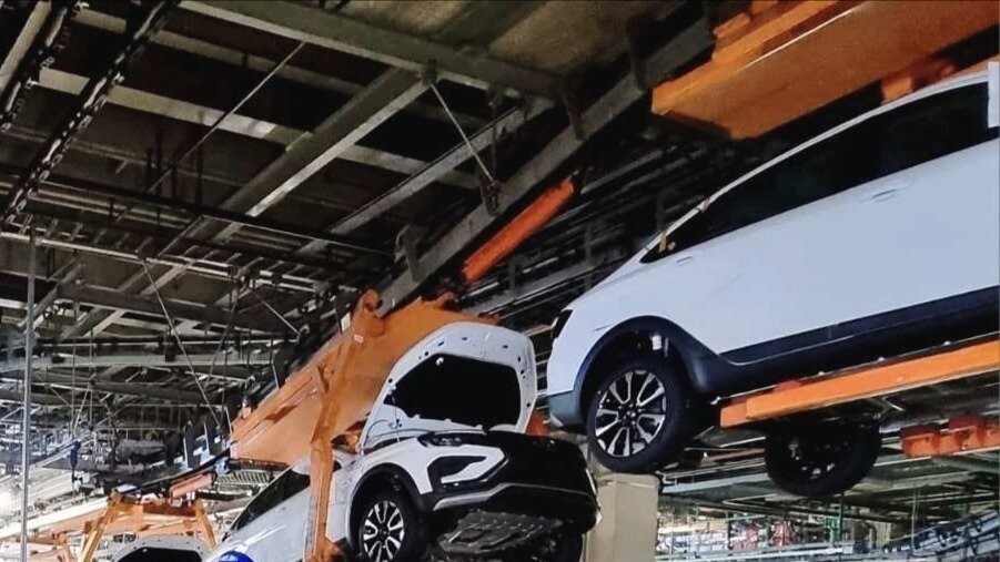 АвтоВАЗ вернул на конвейер кросс-седан Lada Vesta