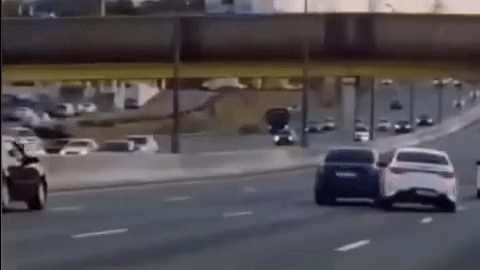 GTA в Москве: посмотрите на потасовку водителей, которые таранили друг друга на МКАД