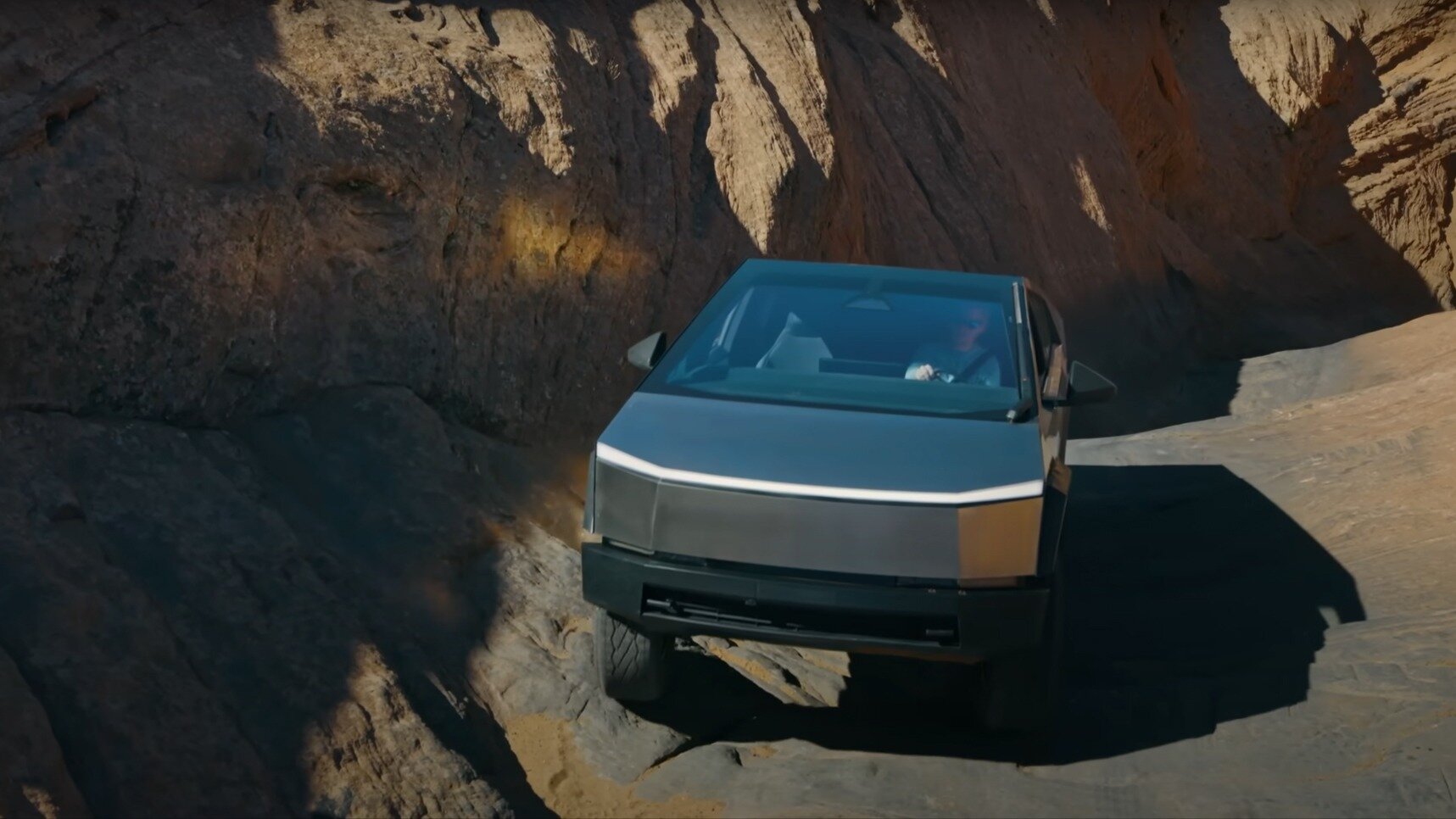Tesla показала внедорожные возможности стандартного Cybertruck