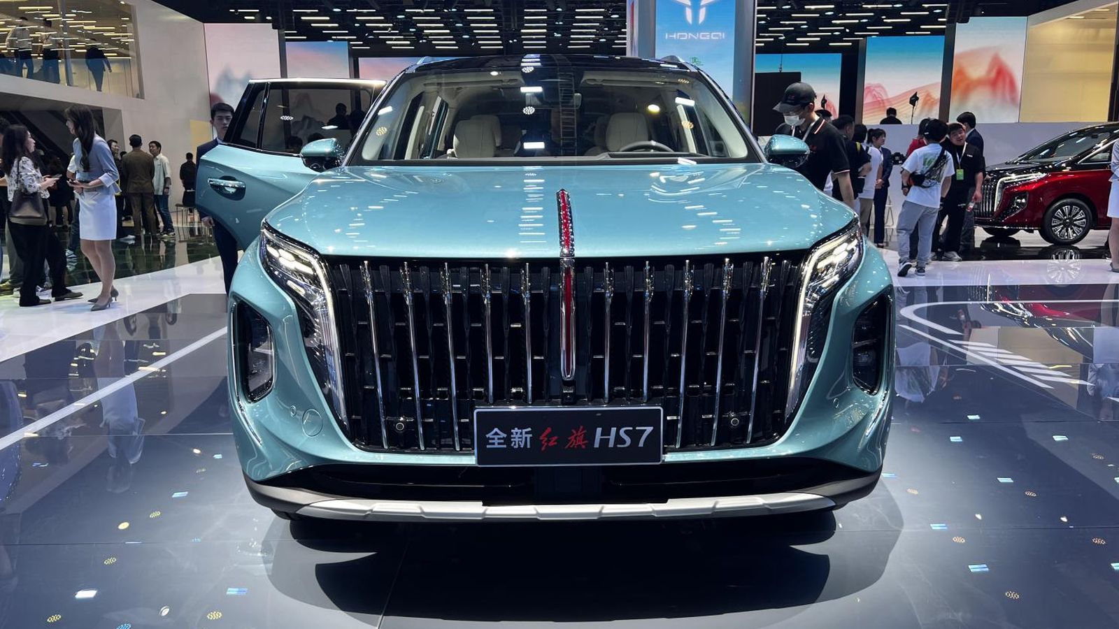 Премиальная марка Hongqi показала в Китае сразу три новых кроссовера с ДВС