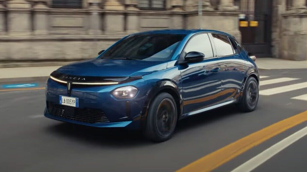 Новая Lancia Ypsilon дебютировала как электрокар с запасом хода 402 километра