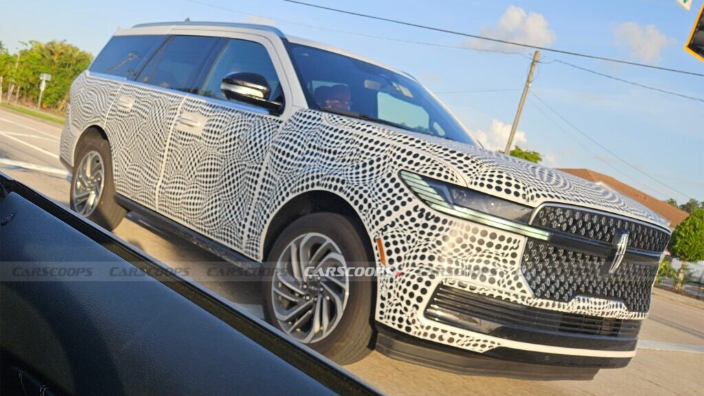 Повторно обновлённый Lincoln Navigator сфотографировали на тестах