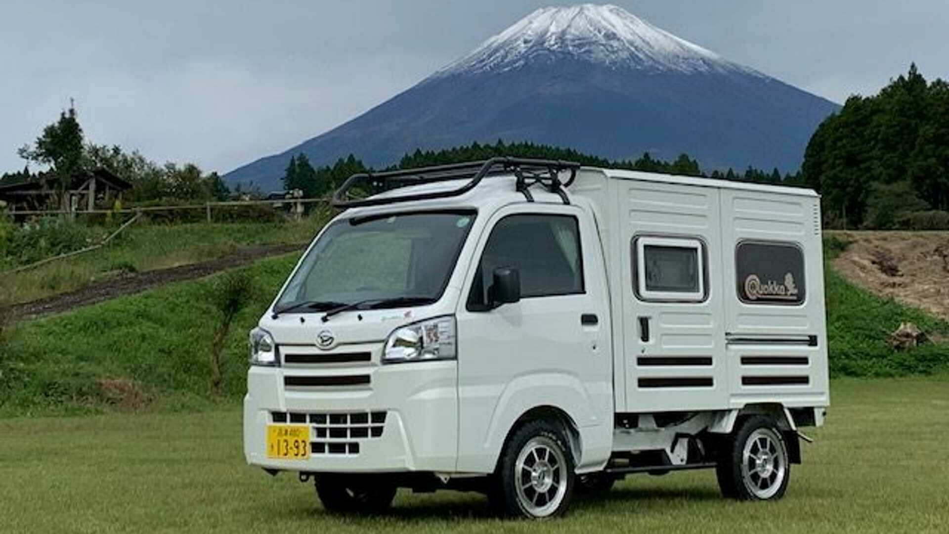 Грузовичок Daihatsu Hijet превратили в автодом с интерьером из японского кипариса