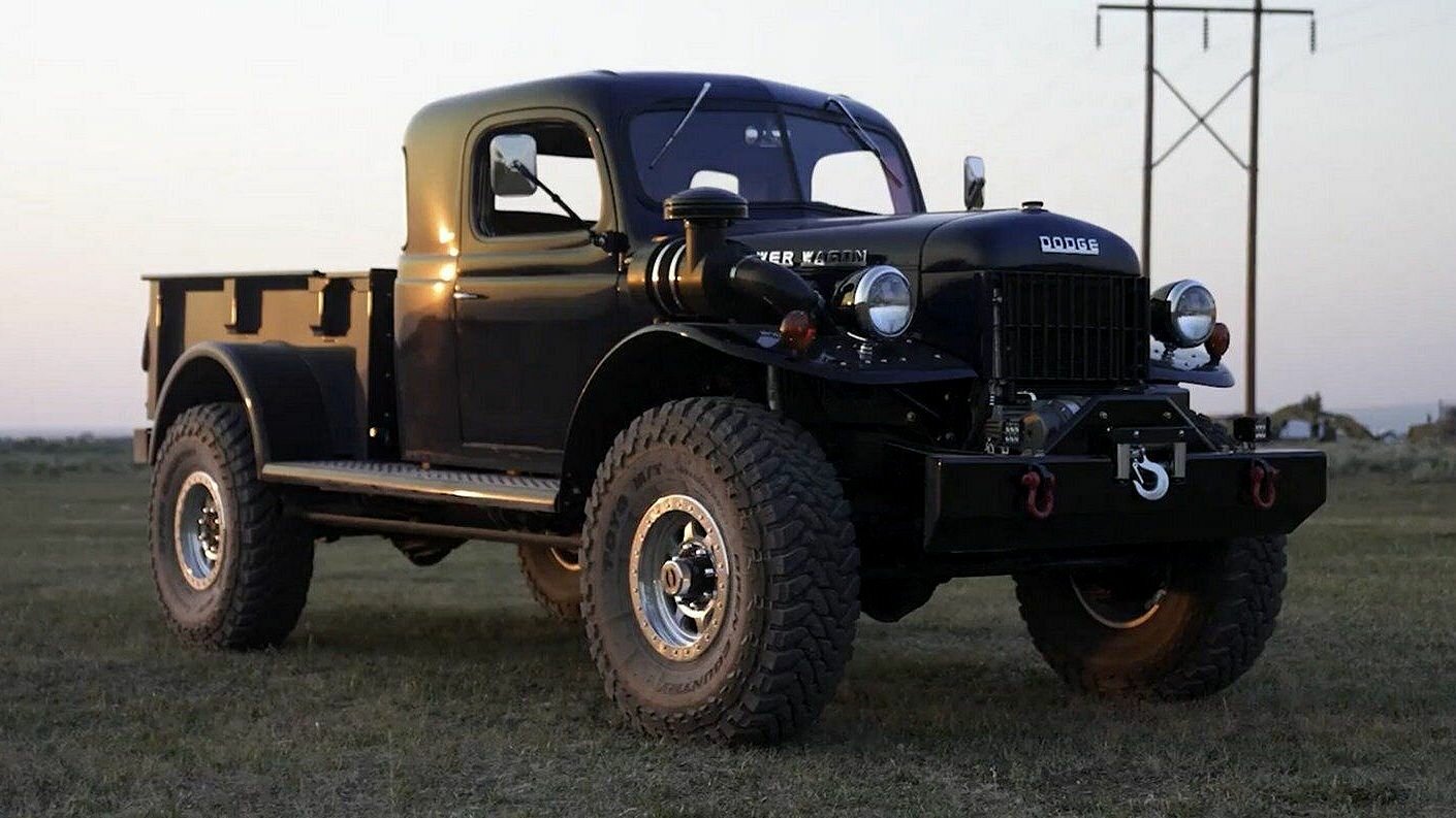 Хардкорный грузовик на базе старого Dodge Power Wagon: с какой скоростью он ездит по грунту и сколько стоит