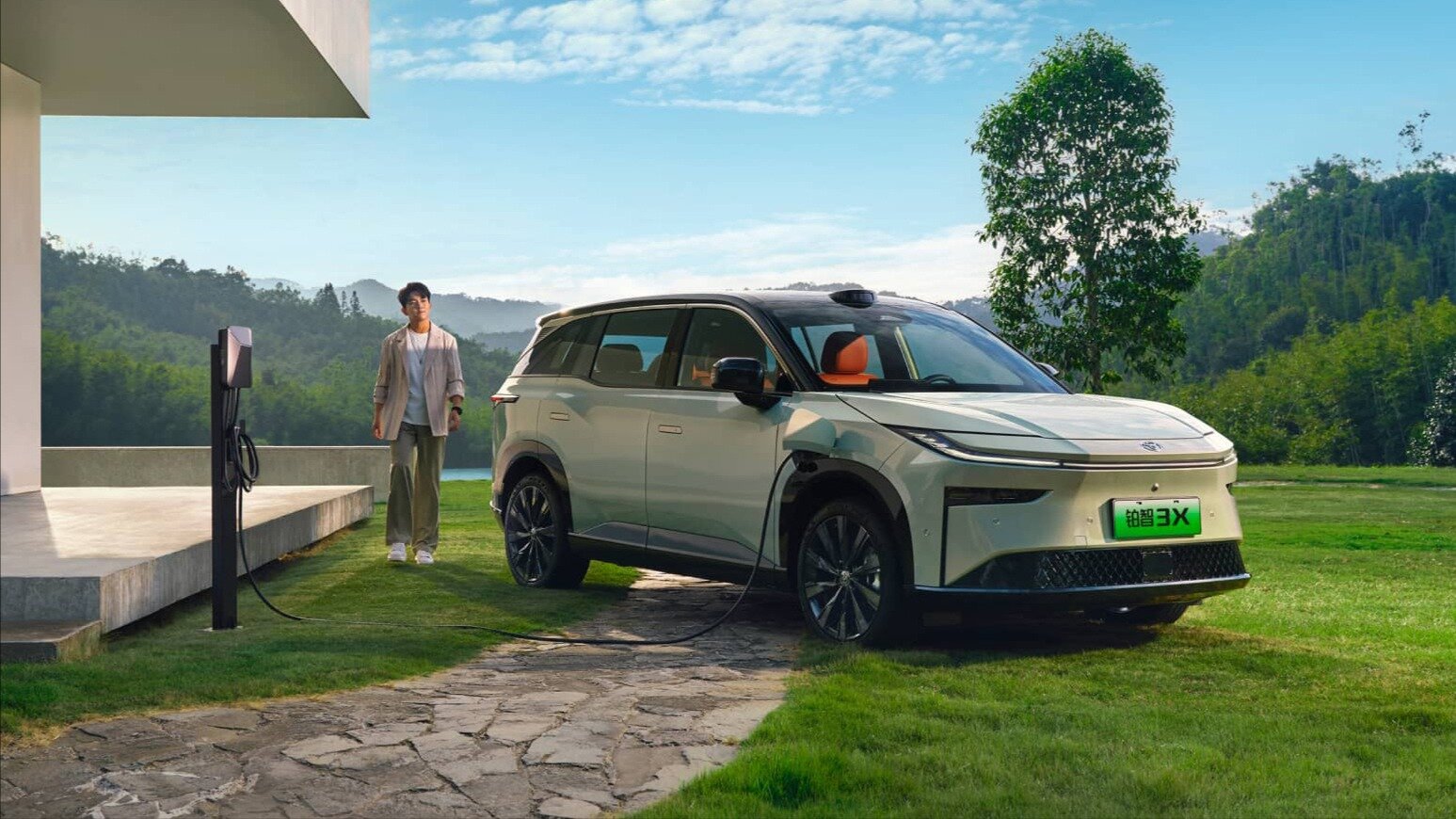 В Китае возник ажиотажный спрос на новый кроссовер от Toyota: он стоит меньше 1,4 миллиона рублей