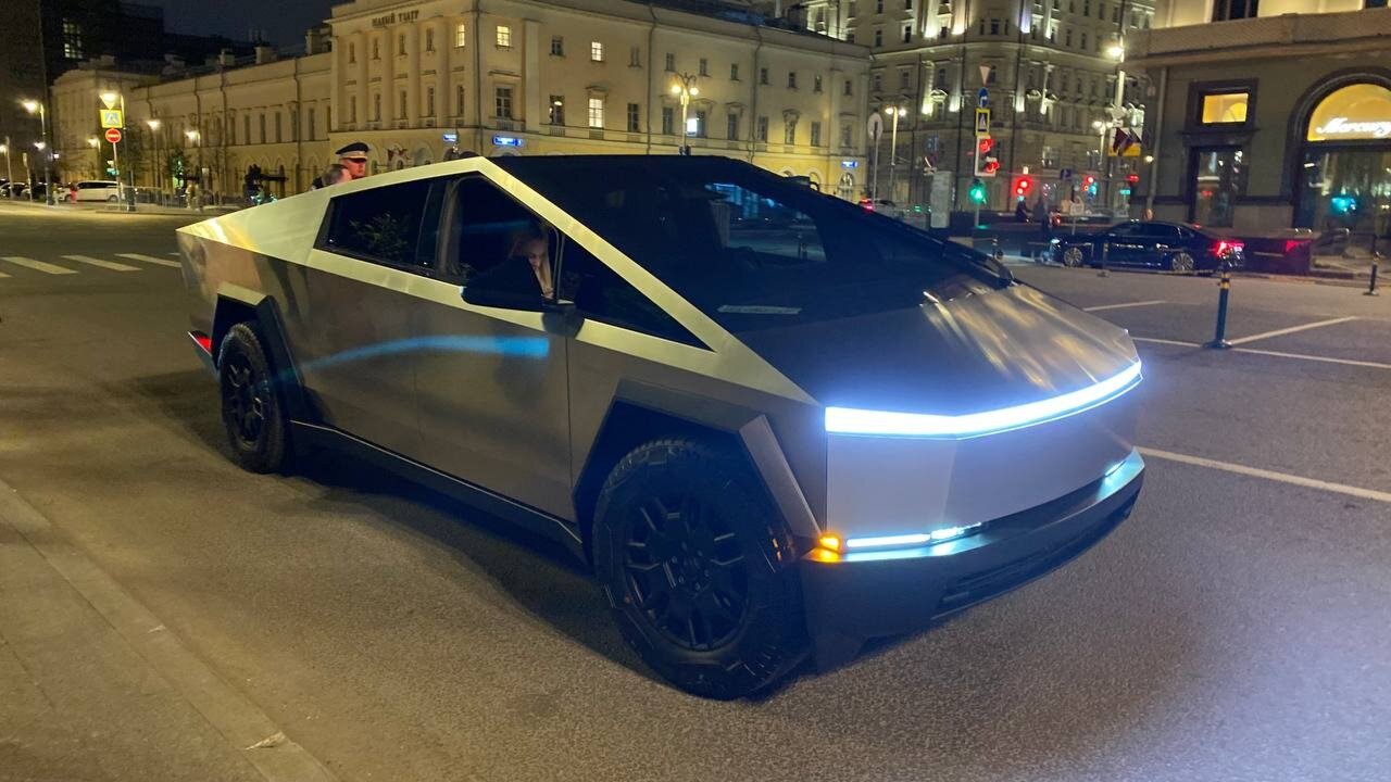 В Москве сфотографировали первый в России Tesla Cybertruck: его остановили гаишники