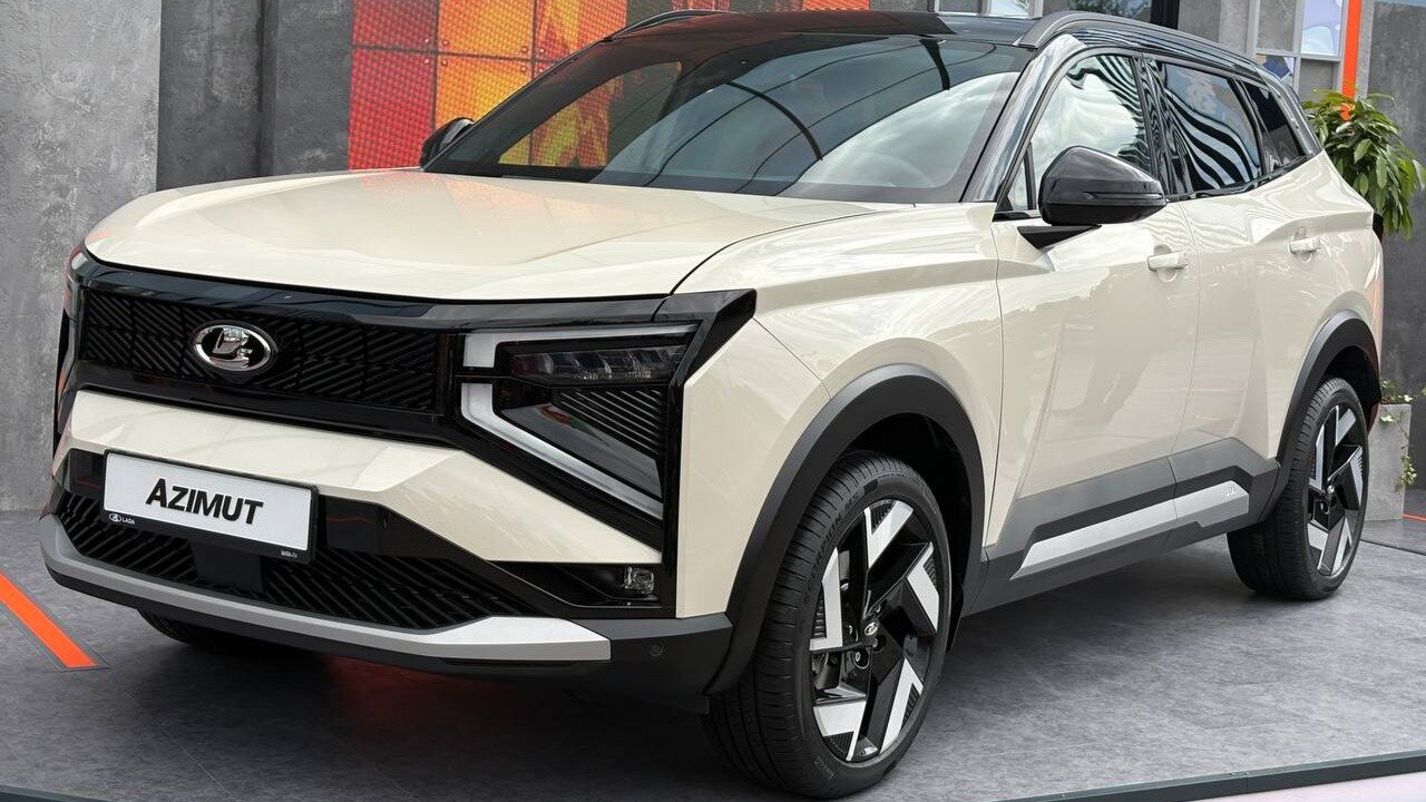 АвтоВАЗ рассекретил кроссовер Lada Azimut: первые фото салона и двигатели