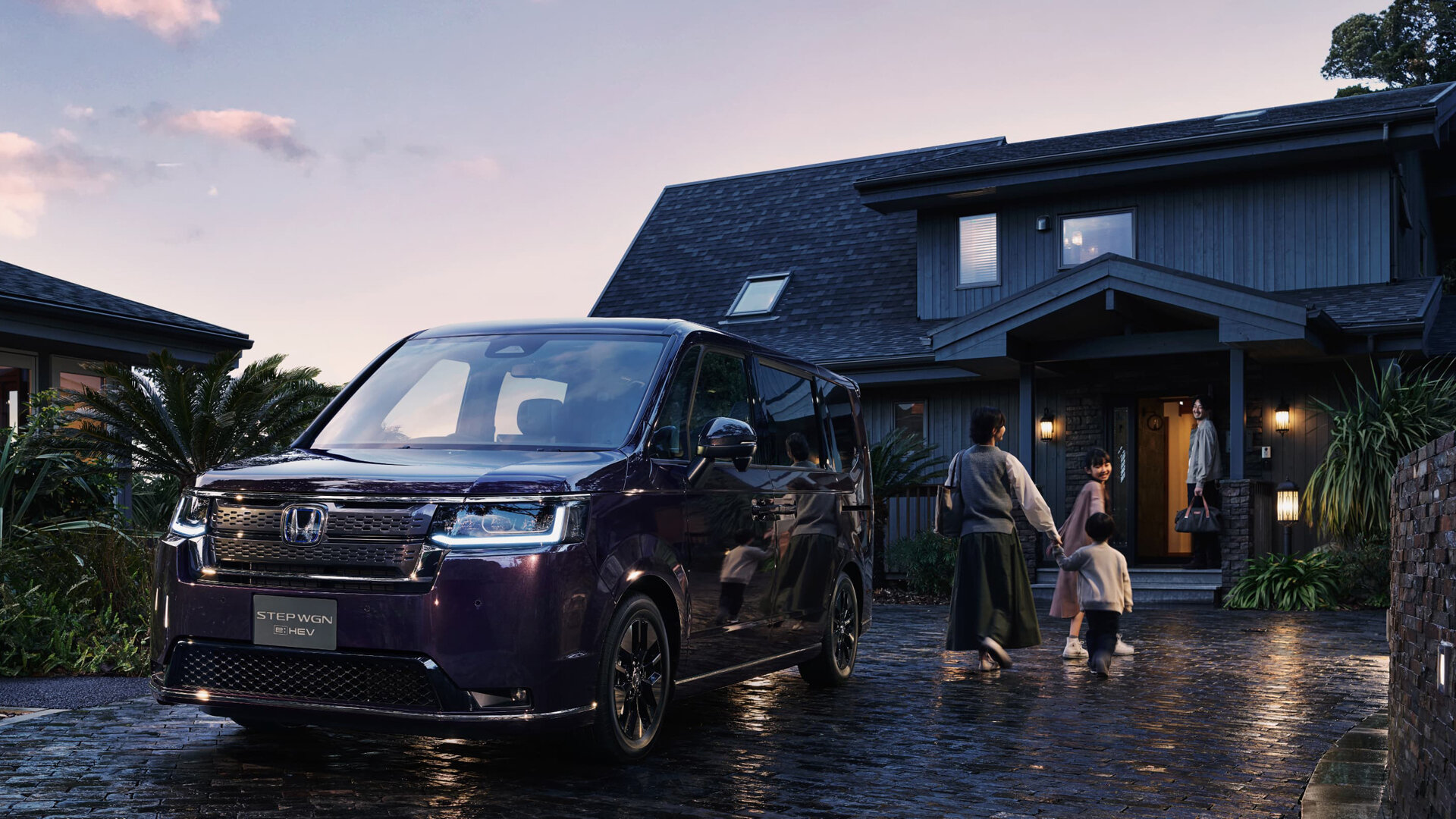 Honda запускает продажи минивэна Step WGN нового поколения