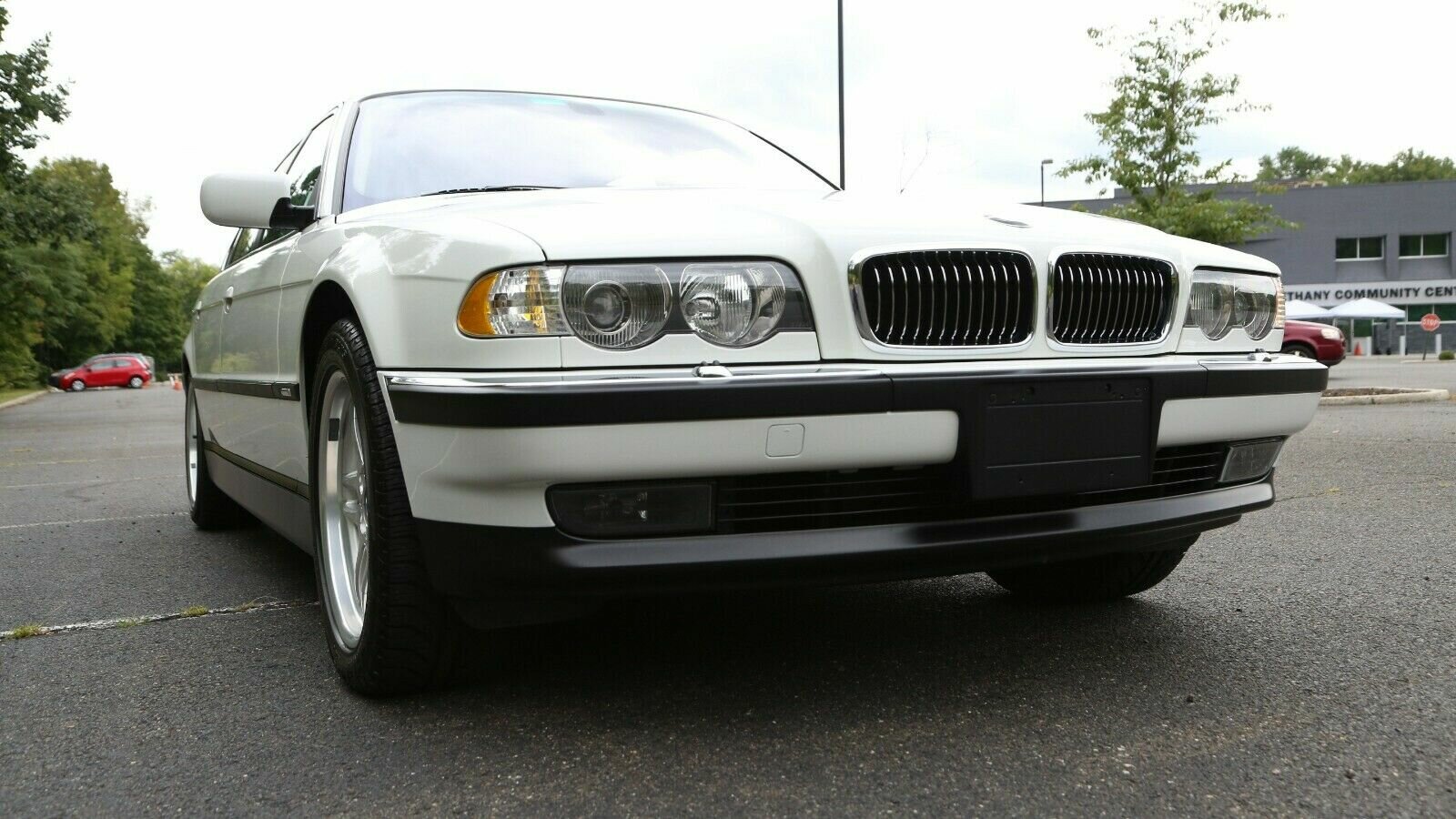 Эта 21-летняя «семёрка» BMW сохранилась в идеальном состоянии, но продать её никак не получается