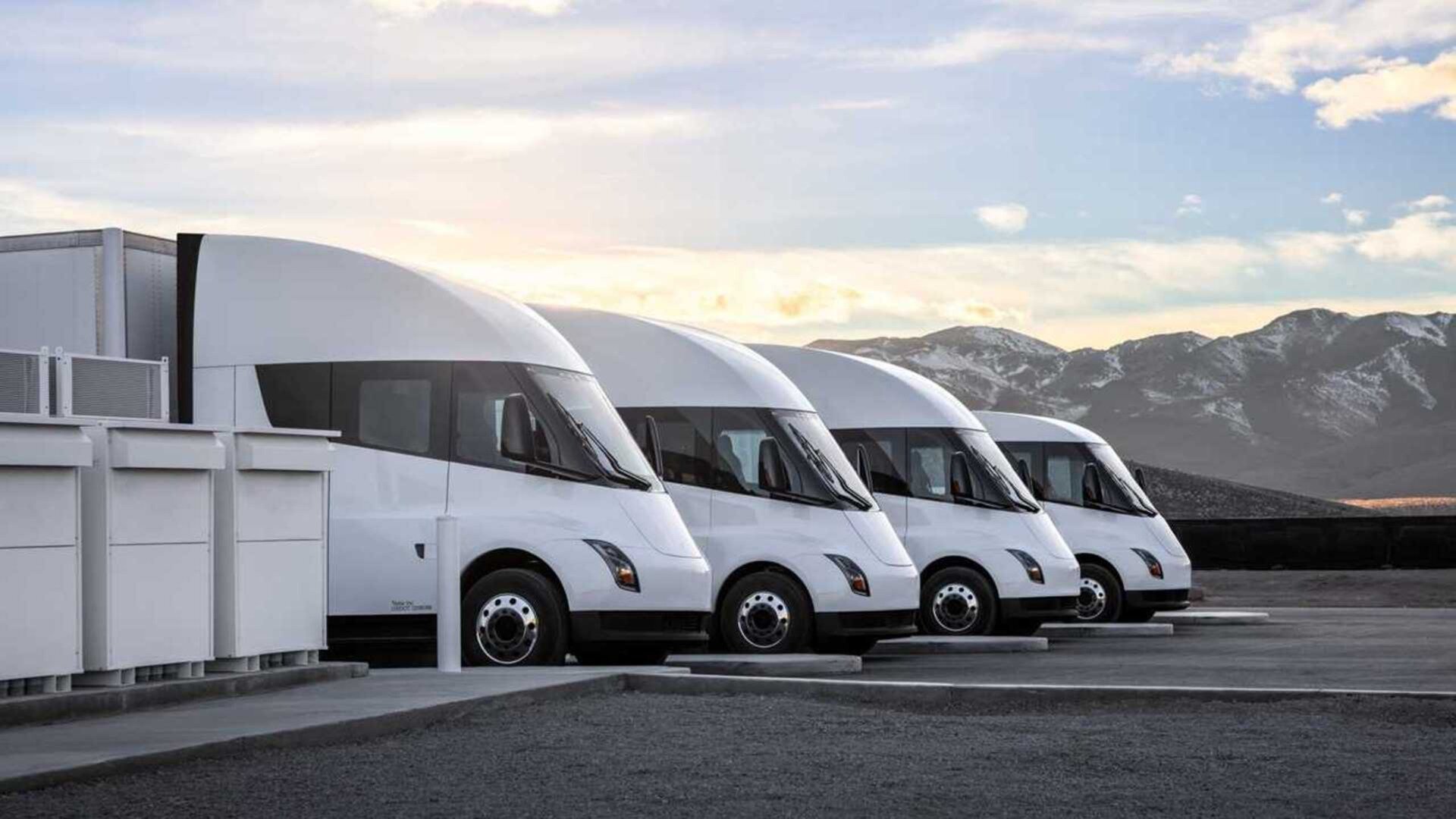 Электротягач Tesla Semi доказал превосходство над конкурентами в реальных условиях эксплуатации