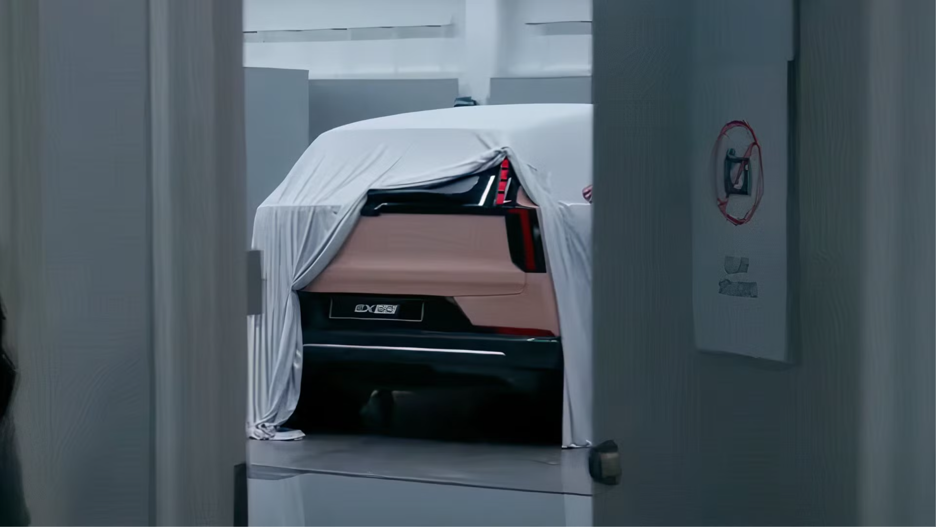Новейший электрокроссовер Volvo: первое фото