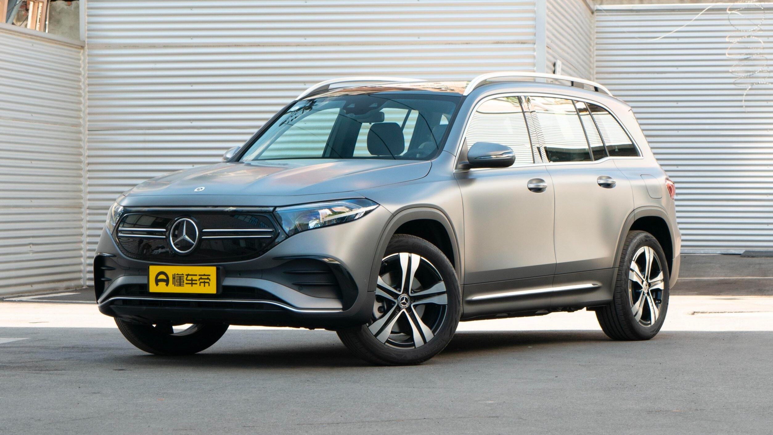 В России стал доступен новый 7-местный электрокроссовер Mercedes-Benz EQB