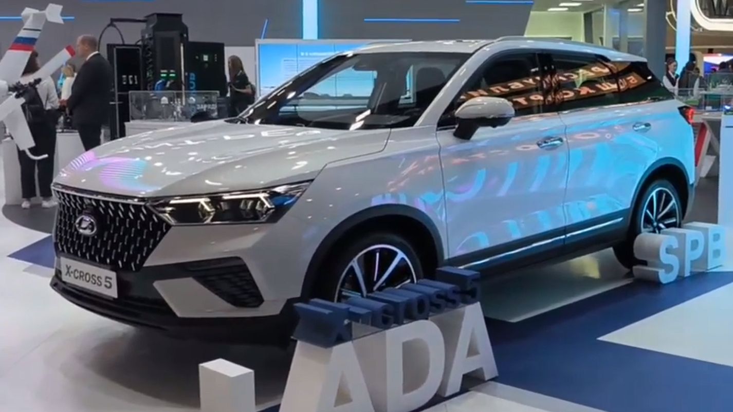 В Санкт-Петербурге представили новый кроссовер Lada X-Cross 5
