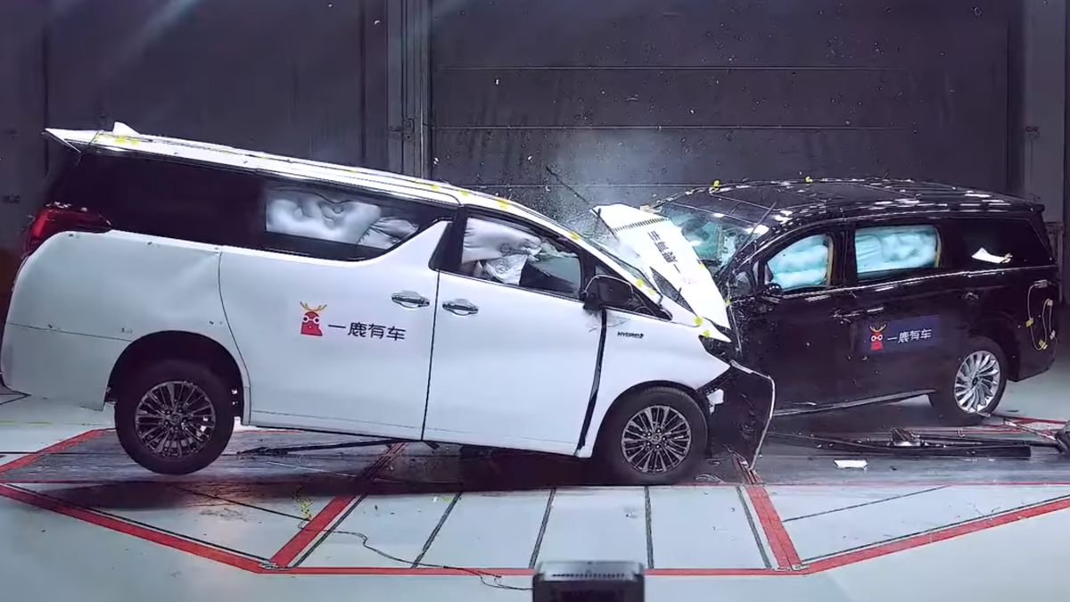 Китайский минивэн Voyah Dreamer оказался лучше Toyota Alphard в лобовом краш-тесте