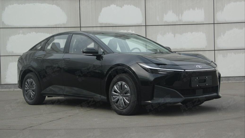 Рассекречен первый электроседан от Toyota: 245 сил и китайские аккумуляторы