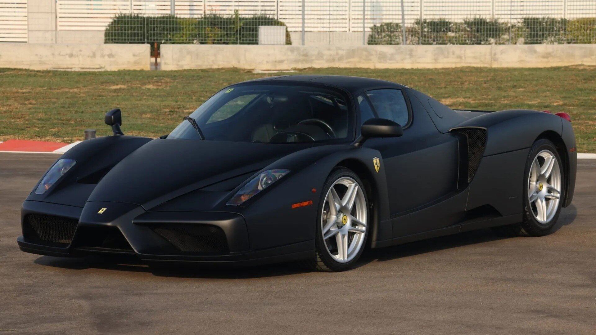 С молотка уйдёт уникальный Ferrari Enzo, принадлежавший королевской семье Брунея